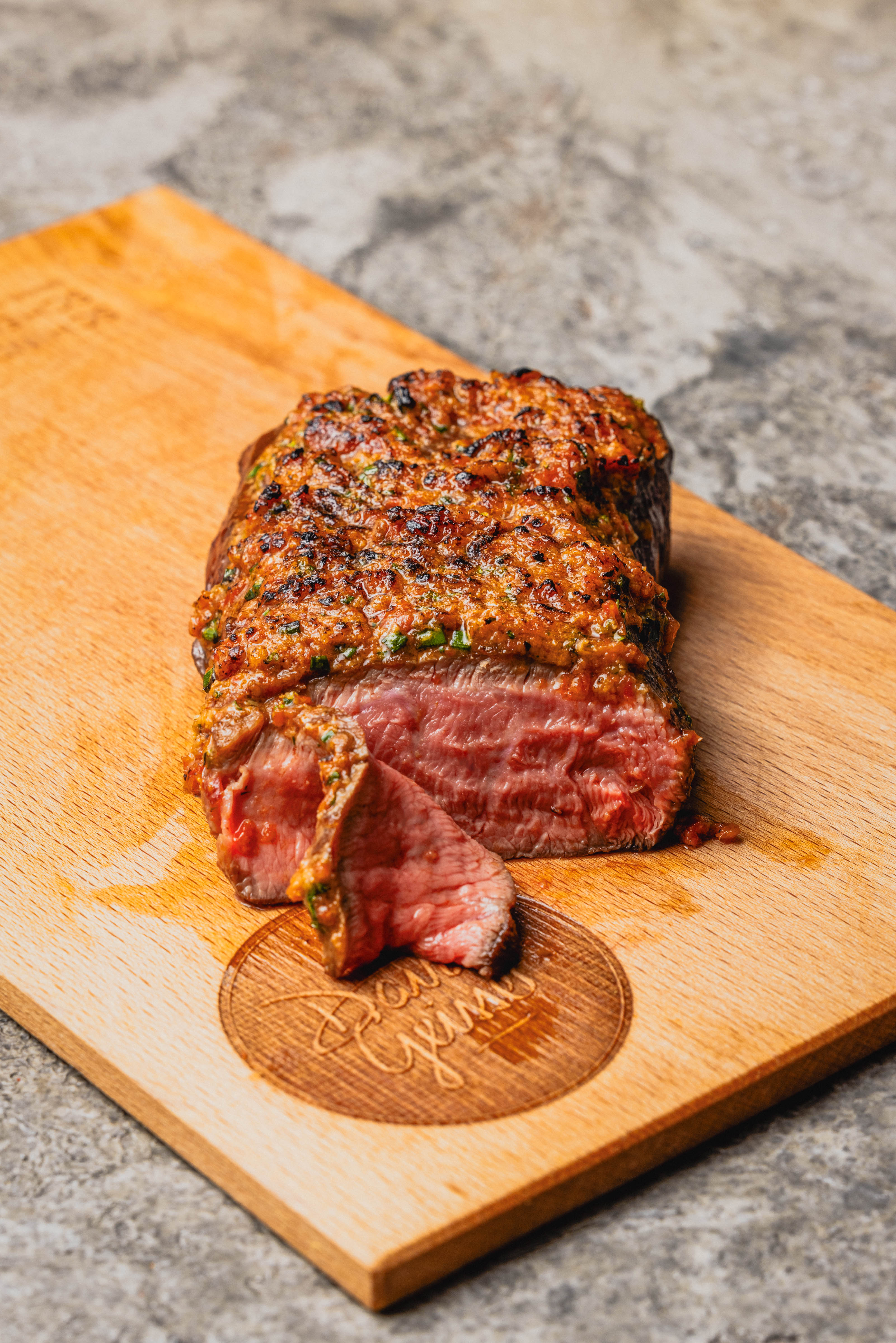 Rosa gebratenes Flat Iron Steak überbacken mit Tomaten-Parmesan Butter Rezept