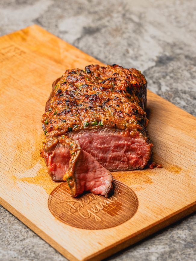 Rosa gebratenes Flat Iron Steak überbacken mit Tomaten-Parmesan Butter Rezept Rosa gebratenes Flat Iron Steak überbacken mit Tomaten-Parmesan Butter Rezept