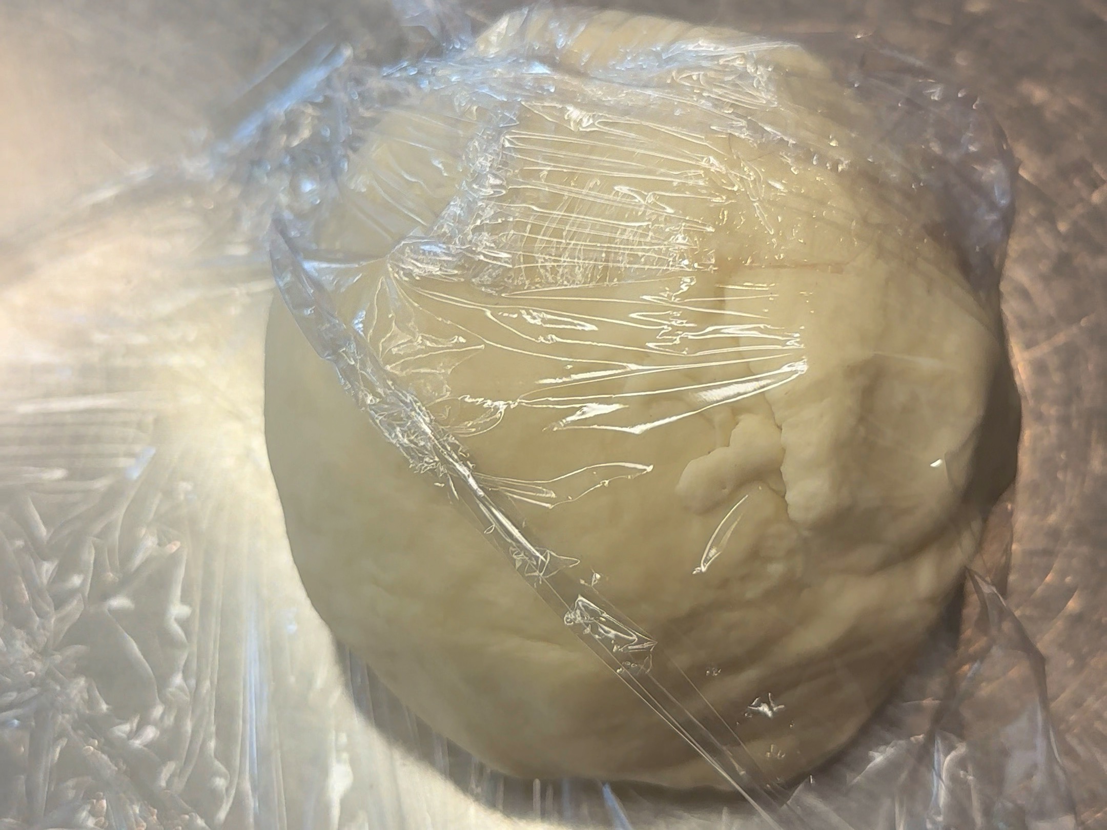 Schritt 1: Den fertigen Teigball in Folie wickeln und 30 Minuten ungekühlt ruhen lassen