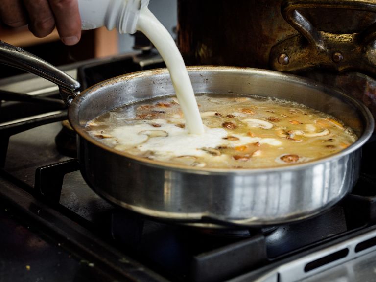 Schritt 2:  Suppe für Pilz Cappuccino einkochen .