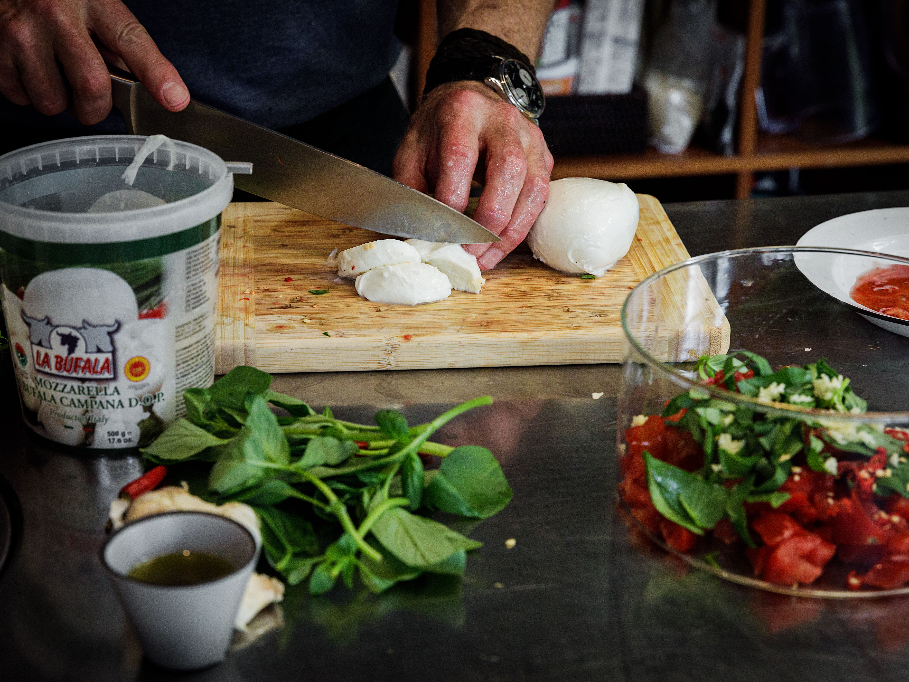 Schritt 1: Sugo für Penne alla caprese zubereiten 
