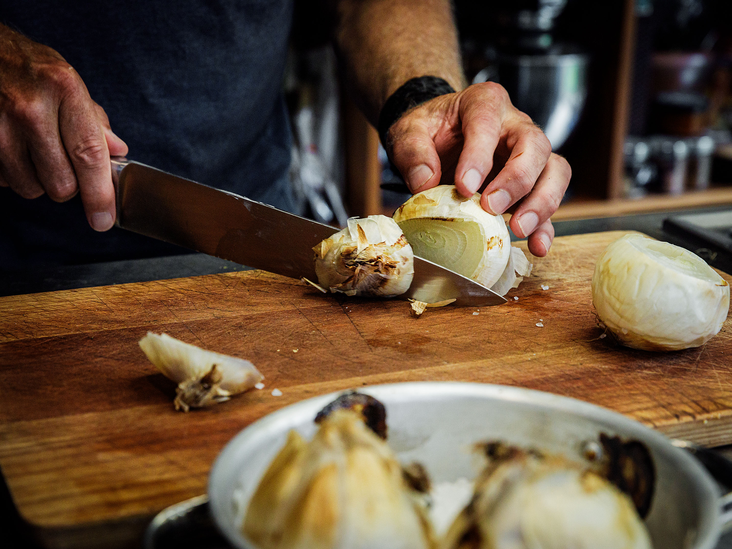 Schritt 2: Das obere Viertel der Zwiebeln abschneiden
