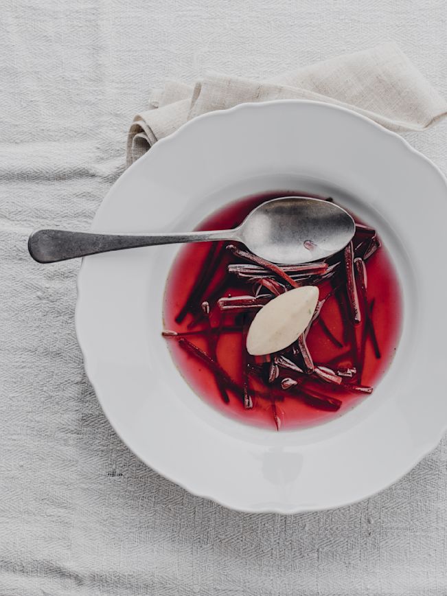 Rote Bete Bouillon mit Quarknocken Rezept