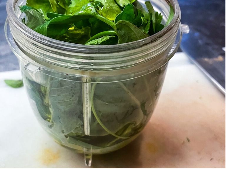 Schritt 2: Kräuteröl für Burrata mit frischen Gartenerbsen, Fave-Bohnen und Basilikumöl zubereiten Schritt 2: Kräuteröl für Burrata mit frischen Gartenerbsen, Fave-Bohnen und Basilikumöl zubereiten