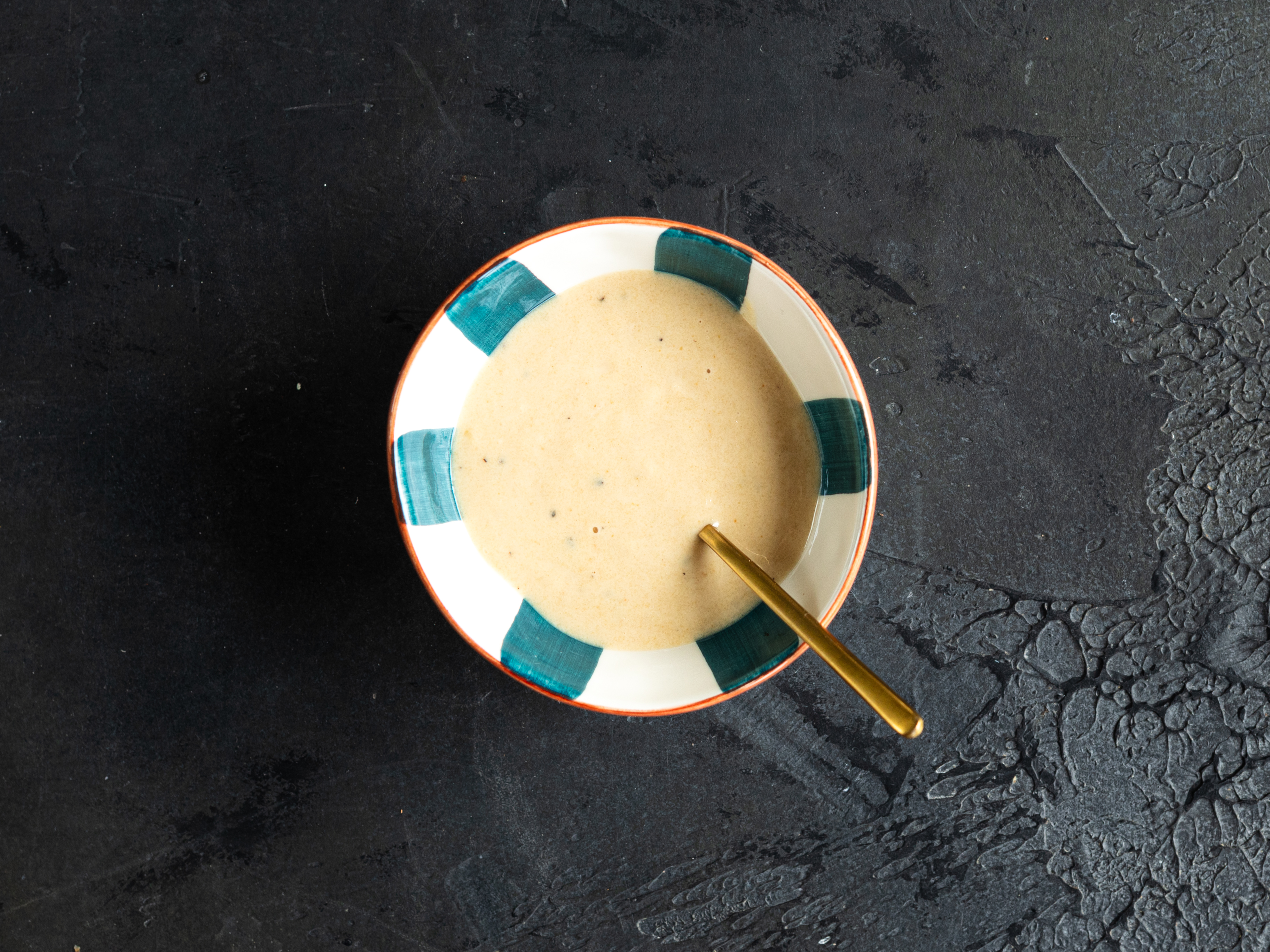 Schritt 3: Dressing für Ofengemüse mit Kurkuma und Zitronen-Tahini-Dressing zubereiten 