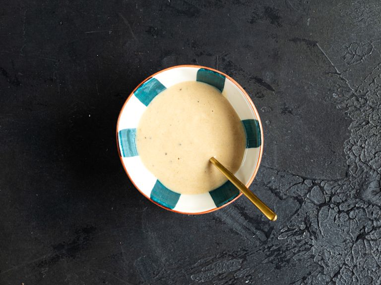 Schritt 3: Dressing für Ofengemüse mit Kurkuma und Zitronen-Tahini-Dressing zubereiten  Schritt 3: Dressing für Ofengemüse mit Kurkuma und Zitronen-Tahini-Dressing zubereiten