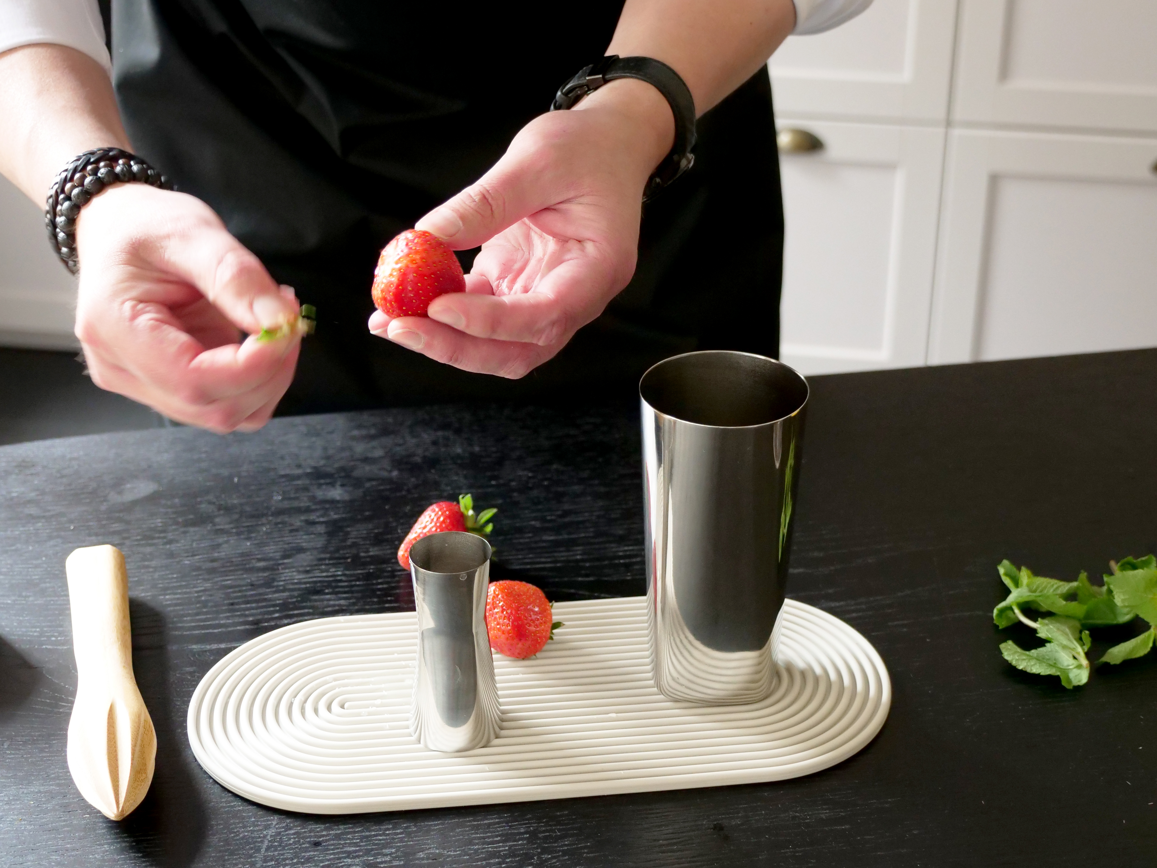 Schritt 1: Erdbeeren und Minze zerdrücken