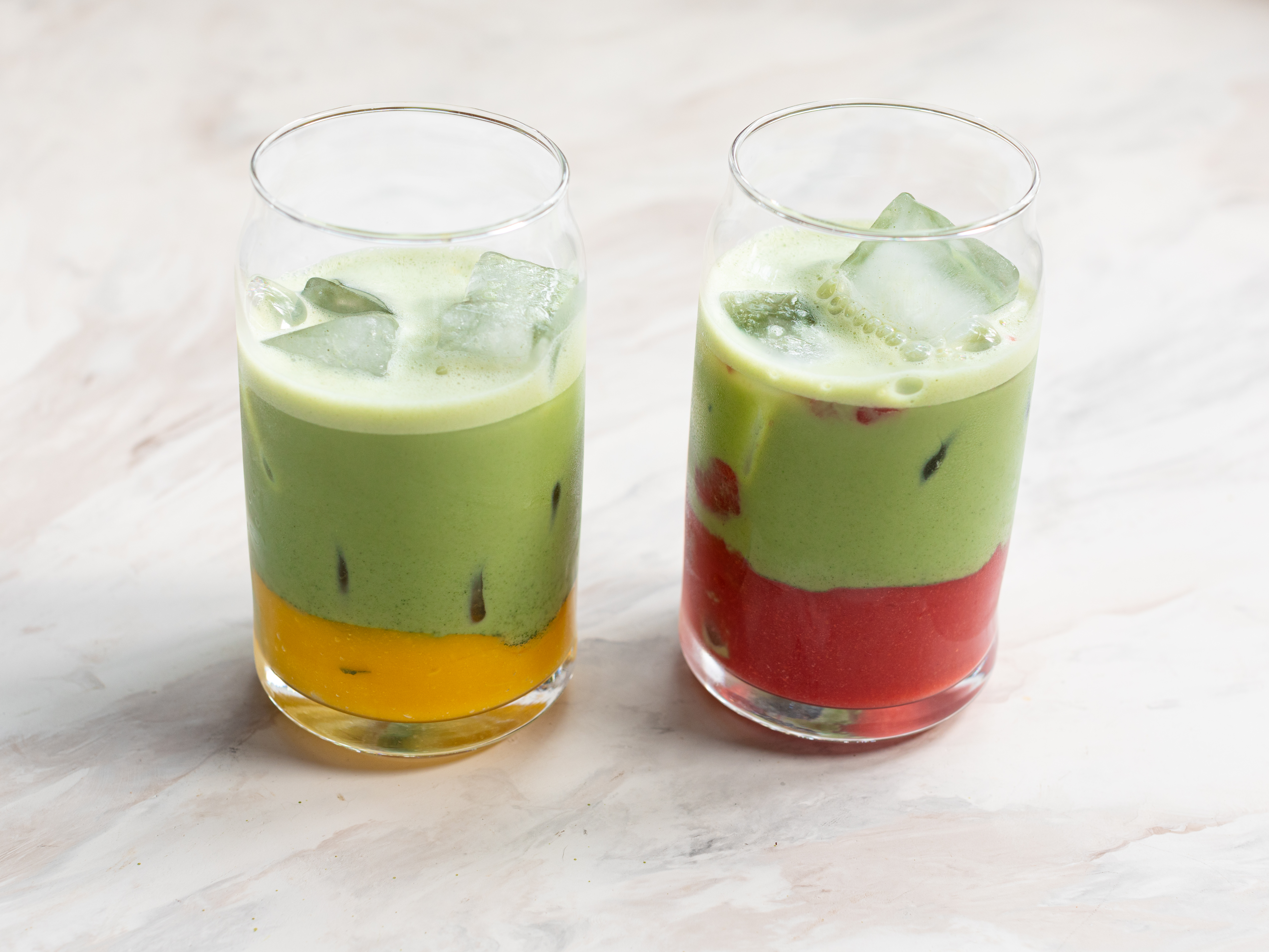 Schritt 4: Mango-/Erdbeer Matcha Latte In ein Glas geben und servieren