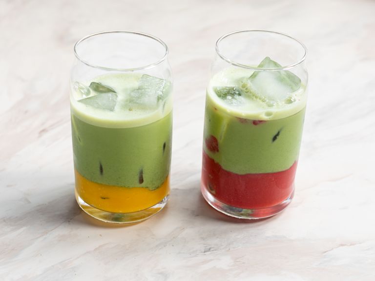 Schritt 4: Mango-/Erdbeer Matcha Latte In ein Glas geben und servieren Schritt 4: Mango-/Erdbeer Matcha Latte In ein Glas geben und servieren