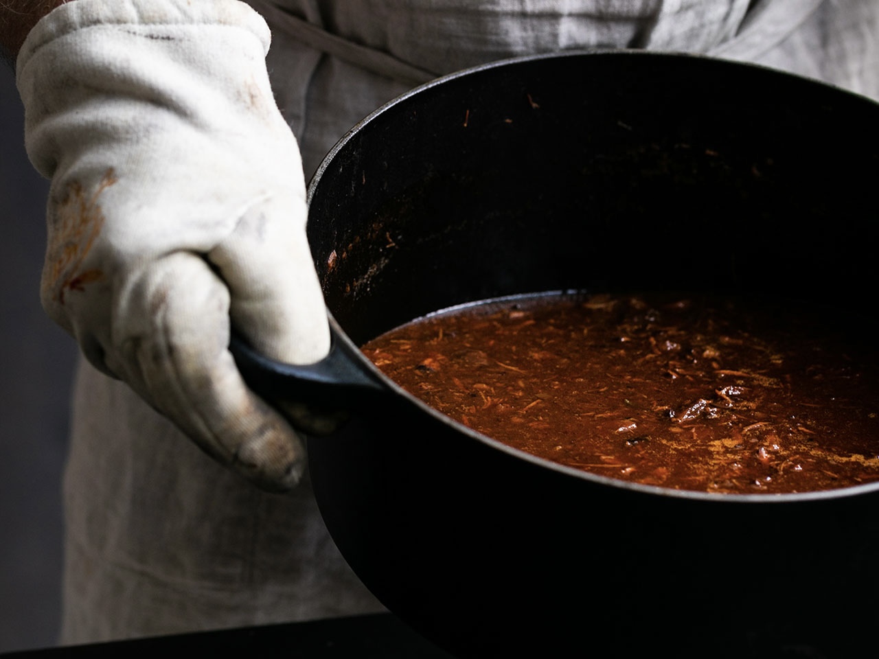 Schritt 3:  Fleisch für Ragu di Manzo zerkleinern und Sauce verfeinern 