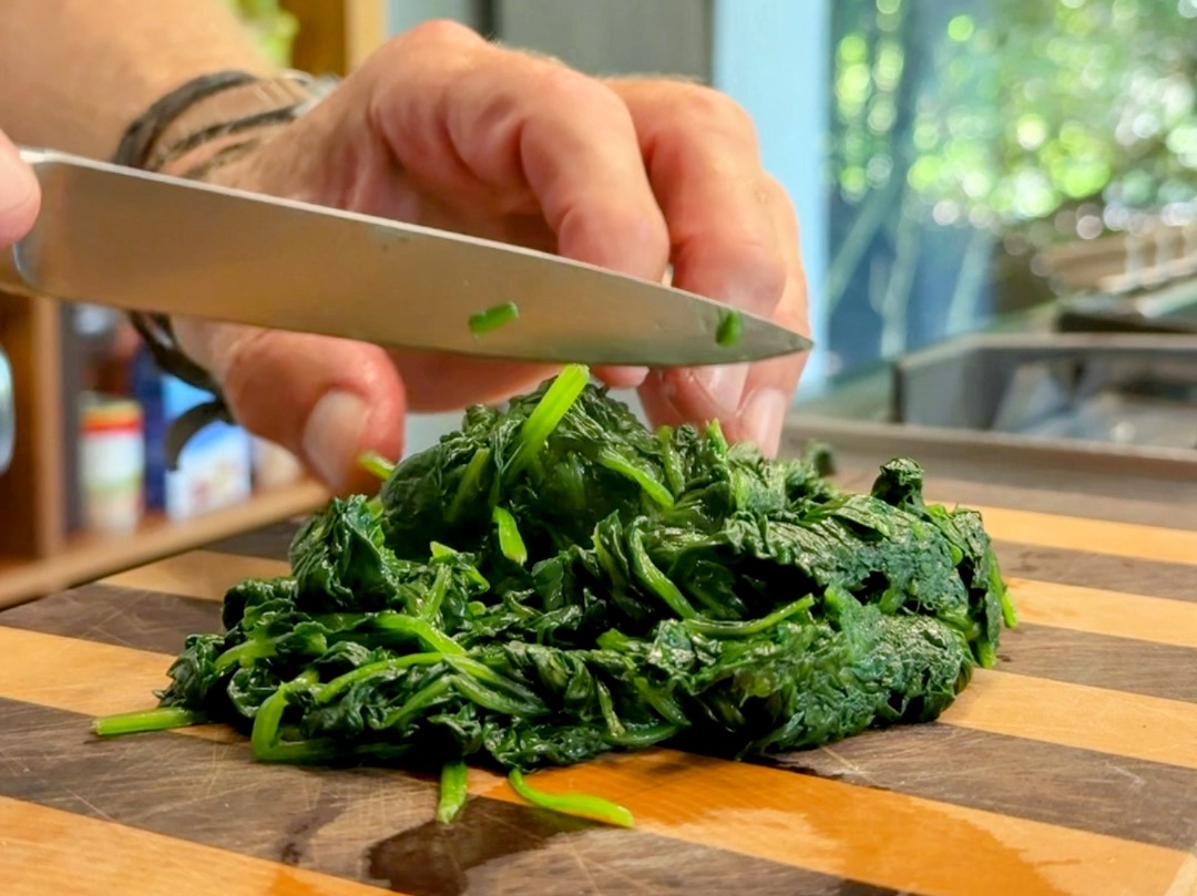 Schritt 1: Spinat-Füllung für Uovo in raviolo al Tratufo vorbereiten 