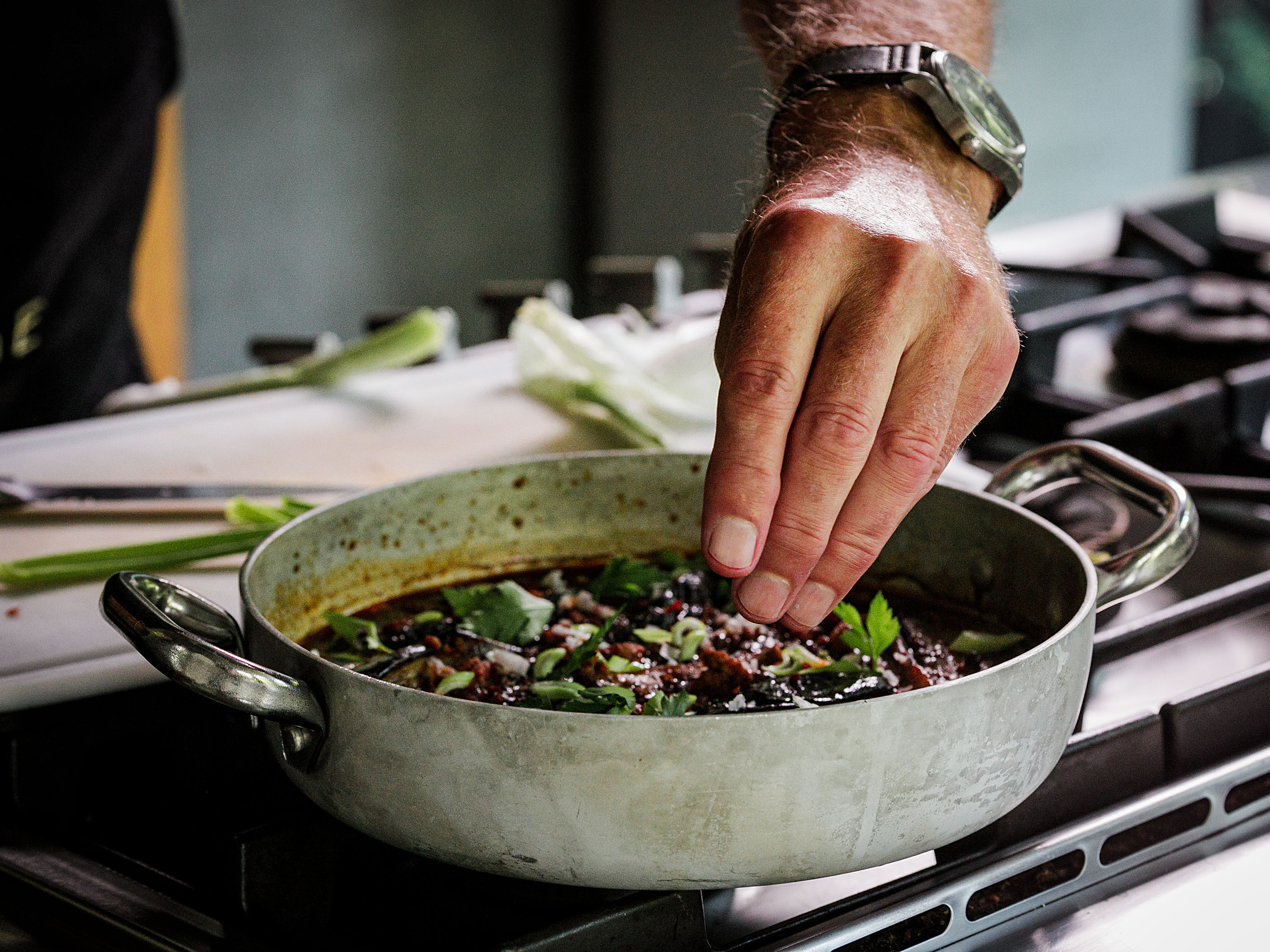 Schritt 4: Sichuan geschmorte Auberginen anrichten