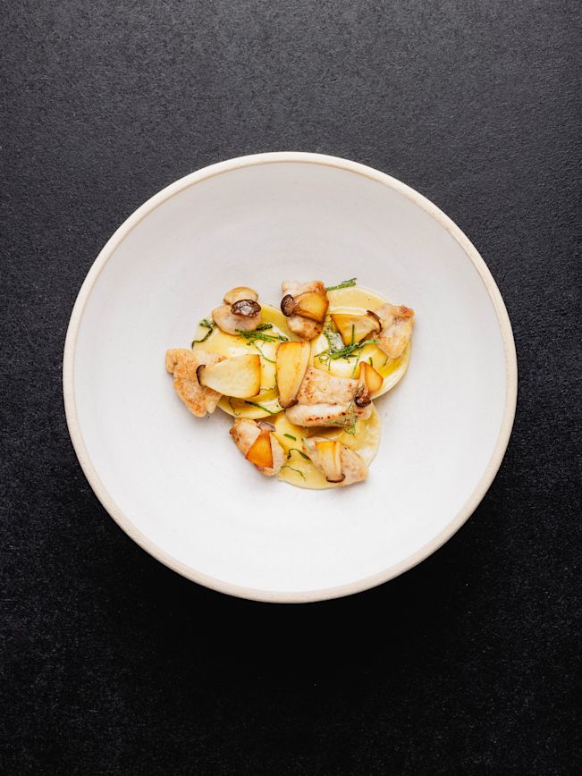 Ravioli mit Ricotta-Pilzfüllung, Salbeibutter, gebratene Steinpilze und Milken Rezept Ravioli mit Ricotta-Pilzfüllung, Salbeibutter, gebratene Steinpilze und Milken Rezept