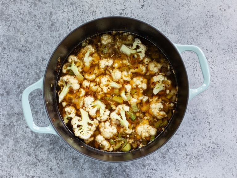 Schritt 2: Suppe für cremige Blumenkohl-Fenchel Suppe kochen  