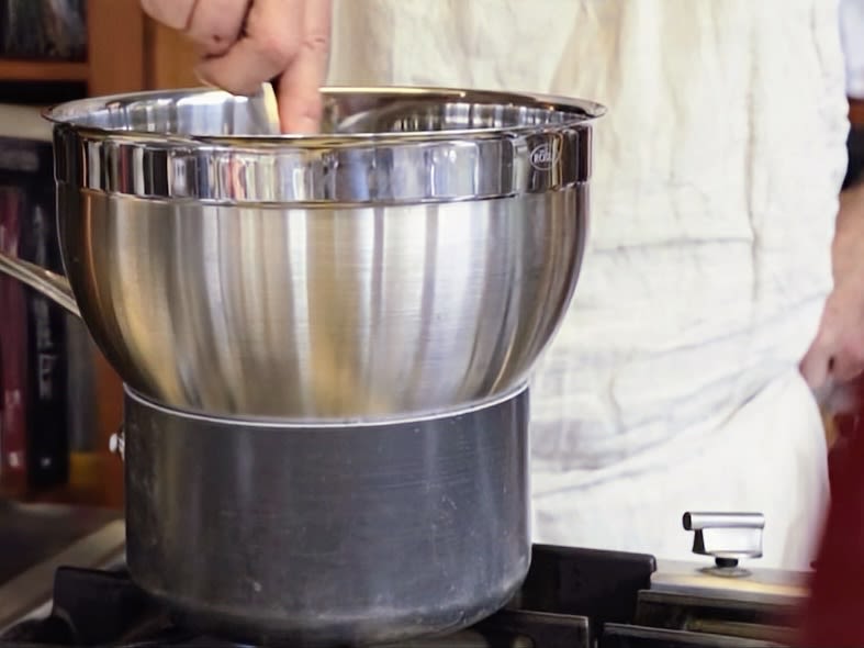 Schritt 2: Eier- und Crememischung für Cremige Zitronen-Mousse zubereiten   