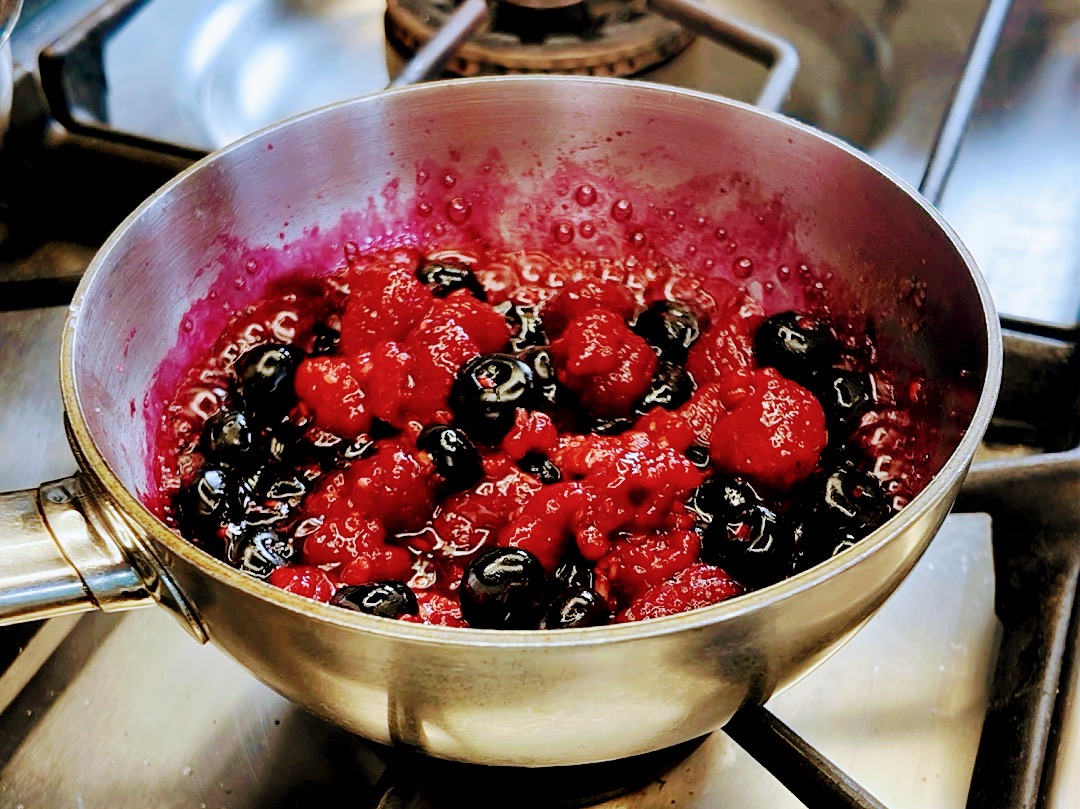 Schritt 3: Beerenkompott für Golden Pancake mit Beerenkompott kochen 