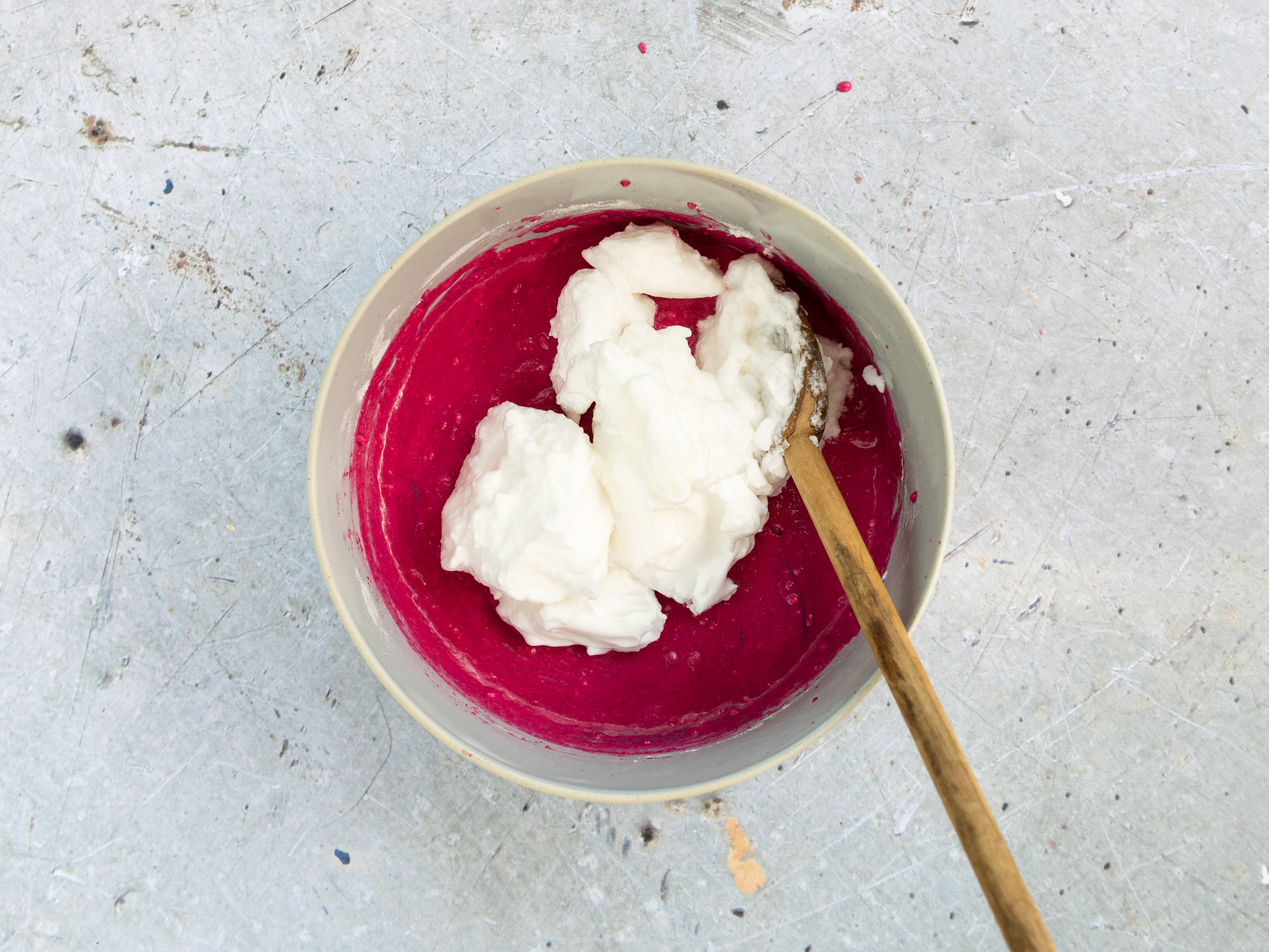 Schritt 3: Eiweiss für Randen-Waffeln mit Ziegenkäse steif schlagen und unterheben