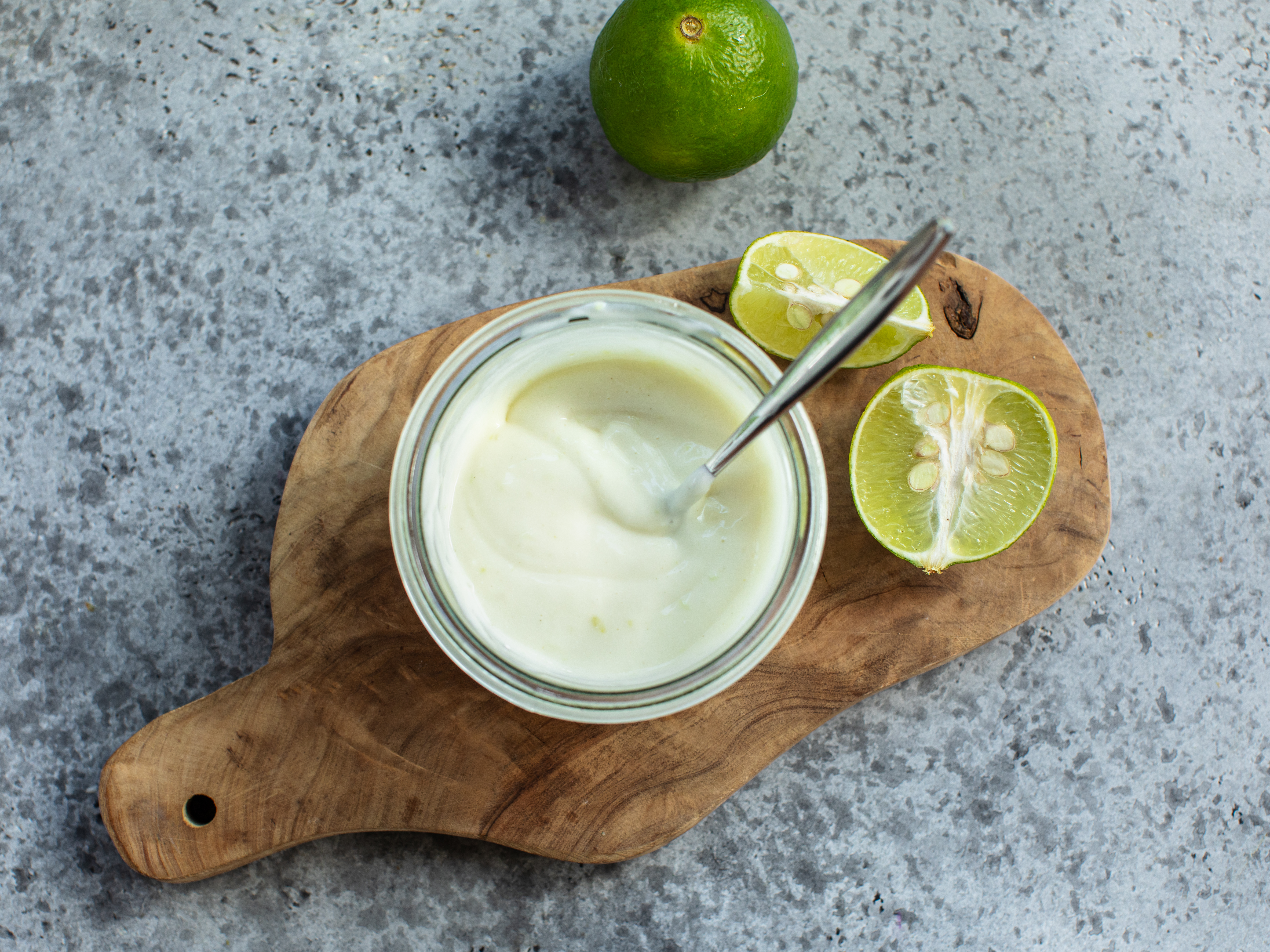 Schritt 4: Dazu die Mayonnaise, Sauerrahm, Wasabi-Paste, Limettensaft und Salz in einer kleinen Schüssel vermischen