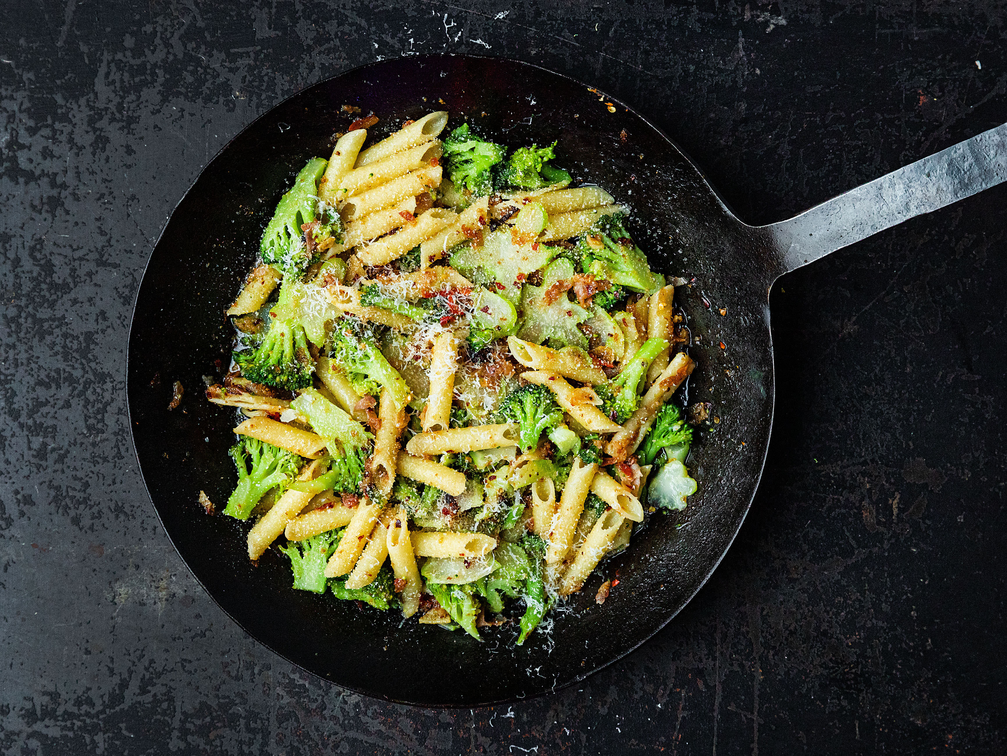 Schritt 2: Würz-Zutaten  für Penne mit Broccoli und Pancetta pangrattato zubereiten und anrichten