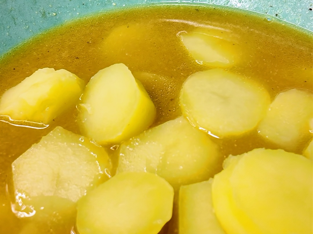 Schritt 2: Kartoffel für Klassischen Kartoffelsalat schalen und schneiden