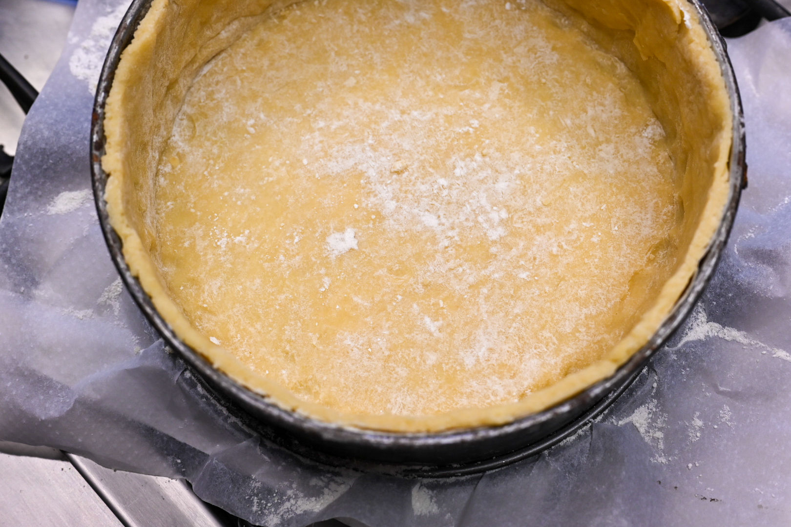 Schritt 2: Den überstehenden Teig mit einem Messer abschneiden