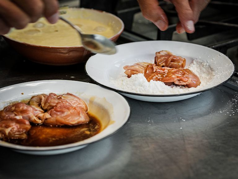 Schritt 1: Die Hühnerschenkel mit Sojasauce, Shaoxing-Wein, Natron, Backpulver, Salz, Zucker und 1 Teelöffel Maizena vermengen Schritt 1: Die Hühnerschenkel mit Sojasauce, Shaoxing-Wein, Natron, Backpulver, Salz, Zucker und 1 Teelöffel Maizena vermengen