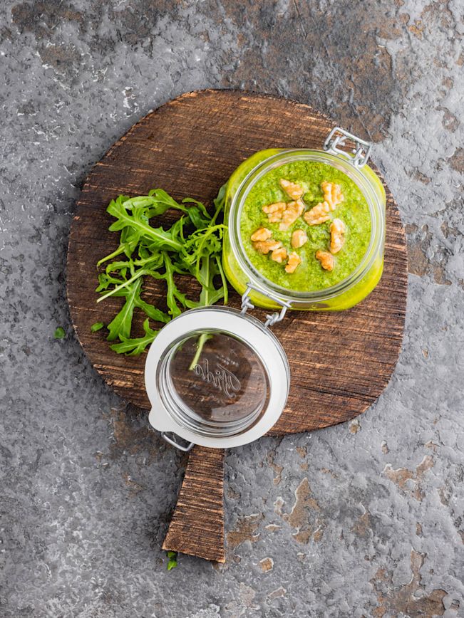 Rucola-Walnuss-Pesto mit Parmesan Rezept Rucola-Walnuss-Pesto mit Parmesan Rezept