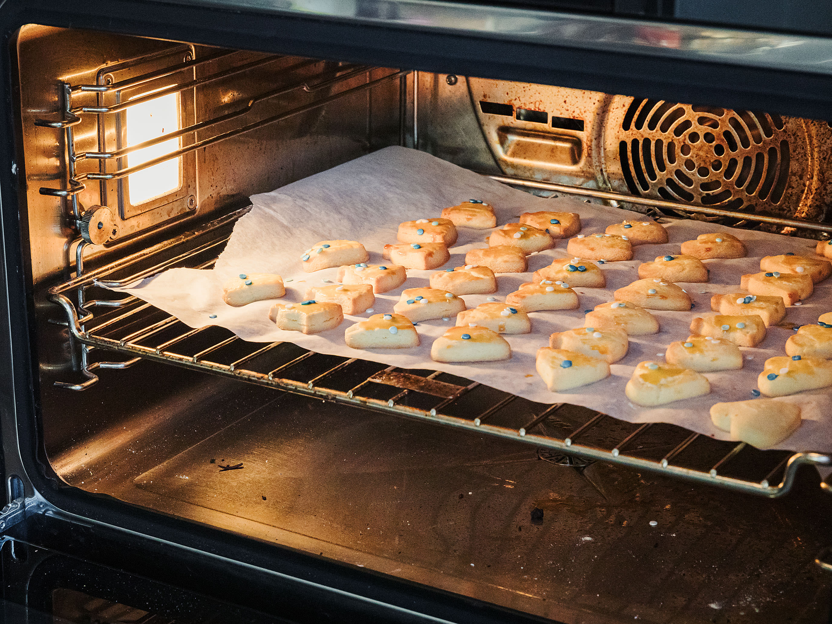 Schritt 2: Formen und Butterguetzli backen