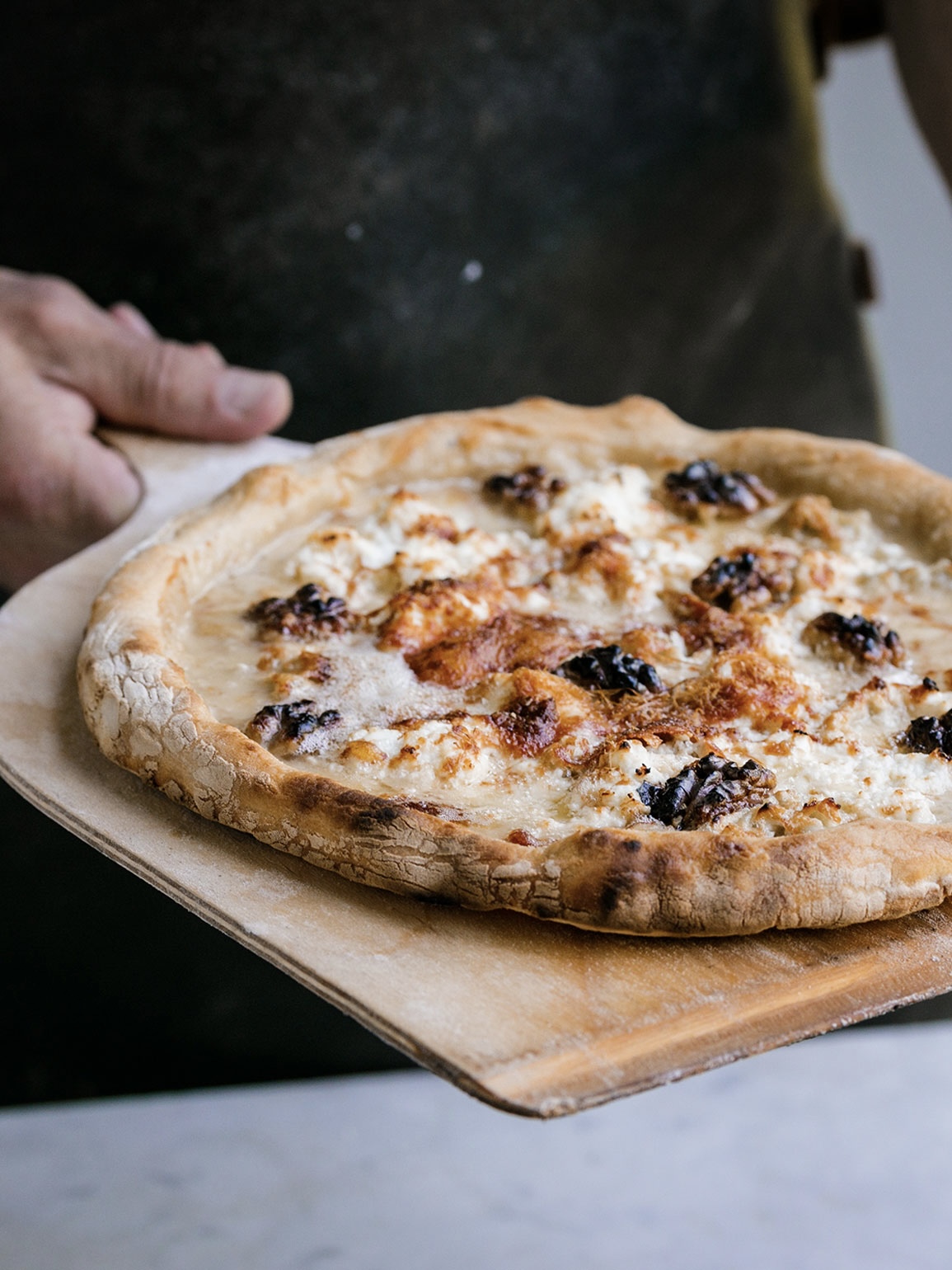 Pizza quattro formaggi mit Baumnüssen Rezept