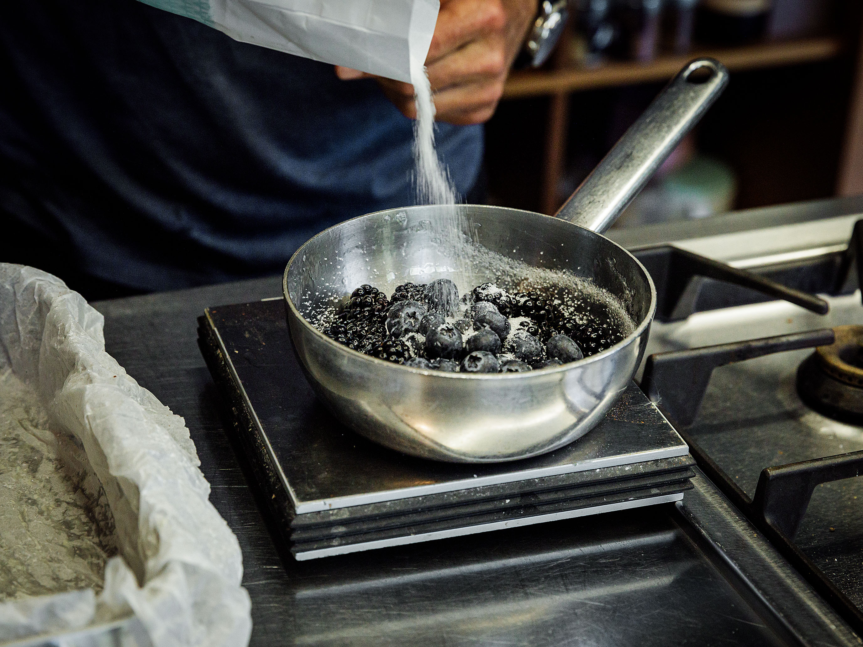 Schritt 4: Beerenkompott für Glutenfreie Heidelbeer-Schokoladenmeringue-Roulade zubereiten 