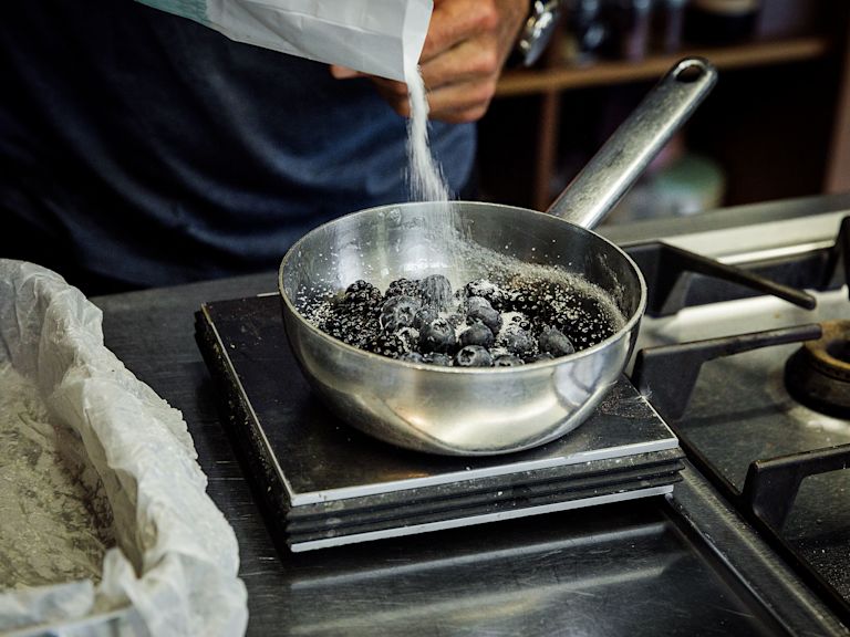 Schritt 4: Beerenkompott für Glutenfreie Heidelbeer-Schokoladenmeringue-Roulade zubereiten Schritt 4: Beerenkompott für Glutenfreie Heidelbeer-Schokoladenmeringue-Roulade zubereiten