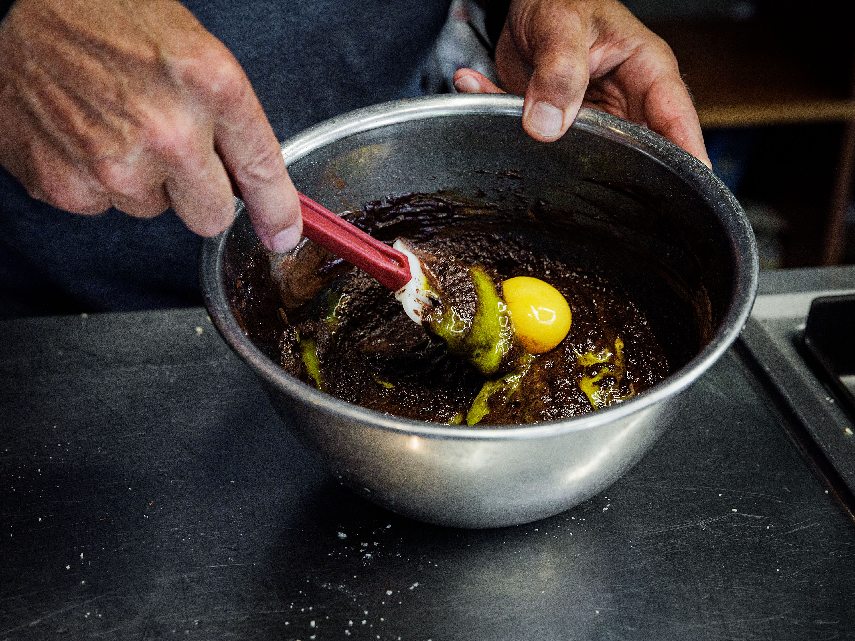 Schritt 2: Schokolade für Glutenfreien Schoko-Haselnuss-Buttermilch-Kuchen schmelzen 