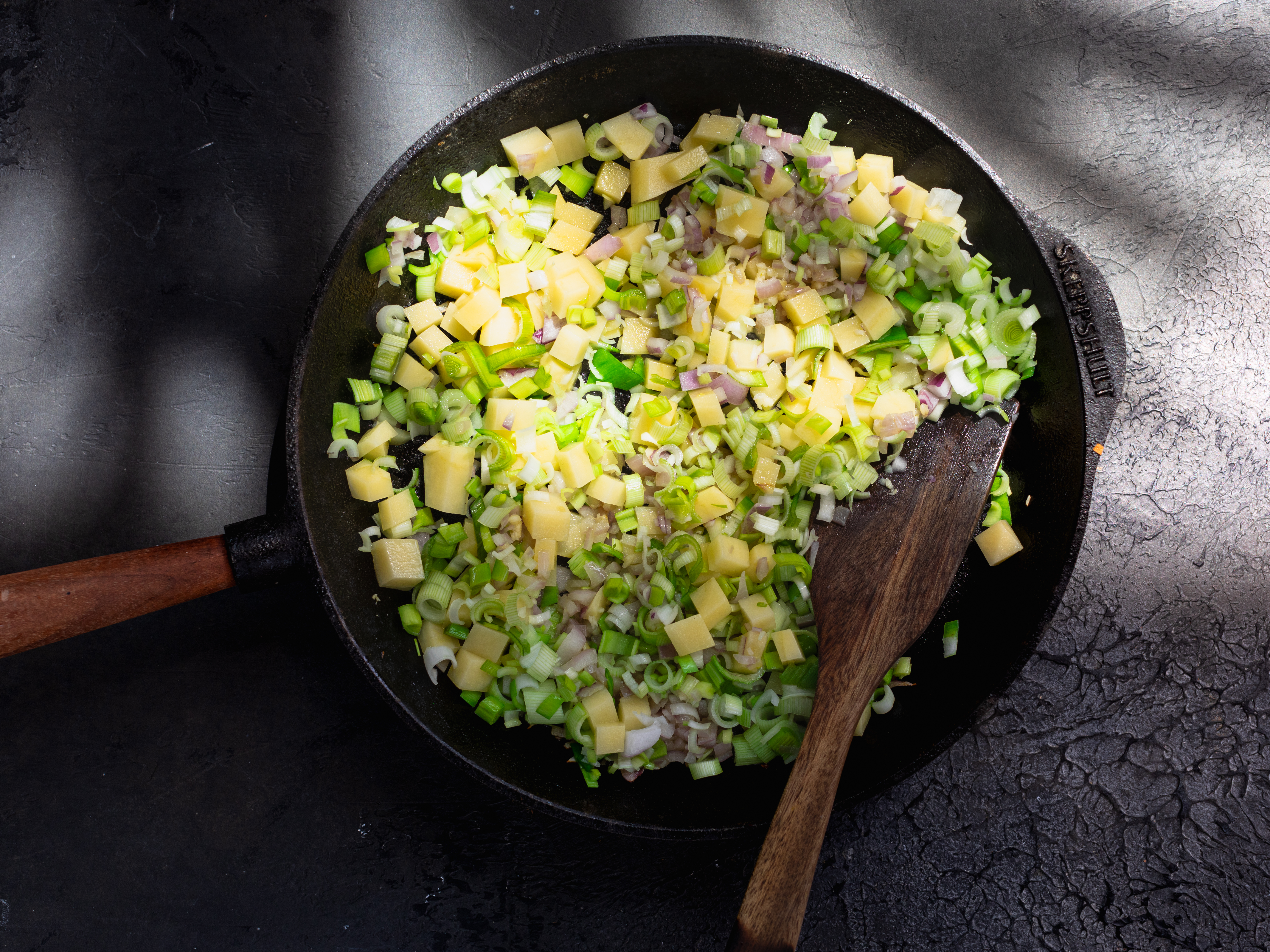 Schritt 2: Gemüse für Kartoffel-Lauch-Muffins zubereiten  