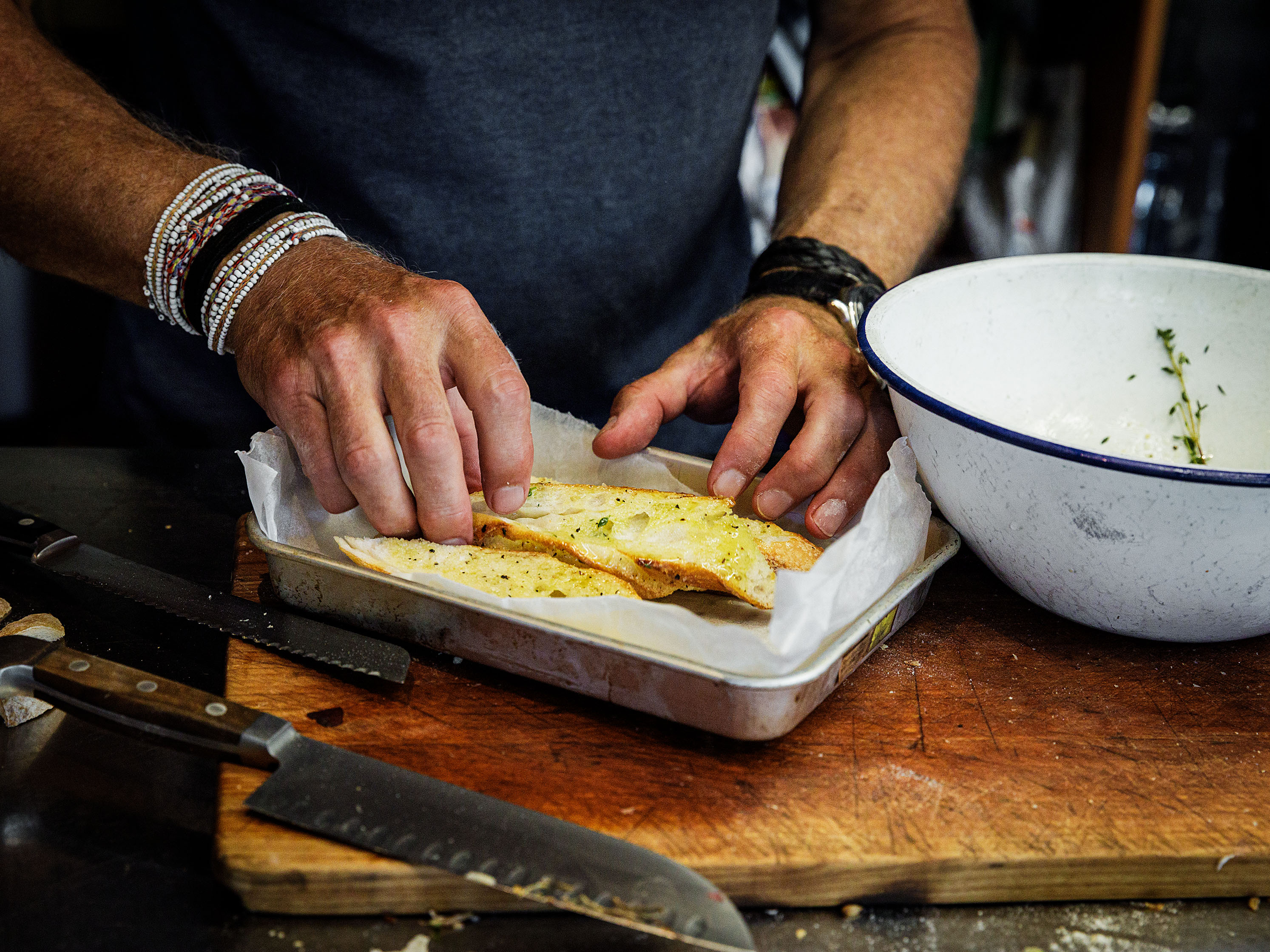 Schritt 3:  Croûtons für Französische Zwiebelsuppe zubereiten und anrichten