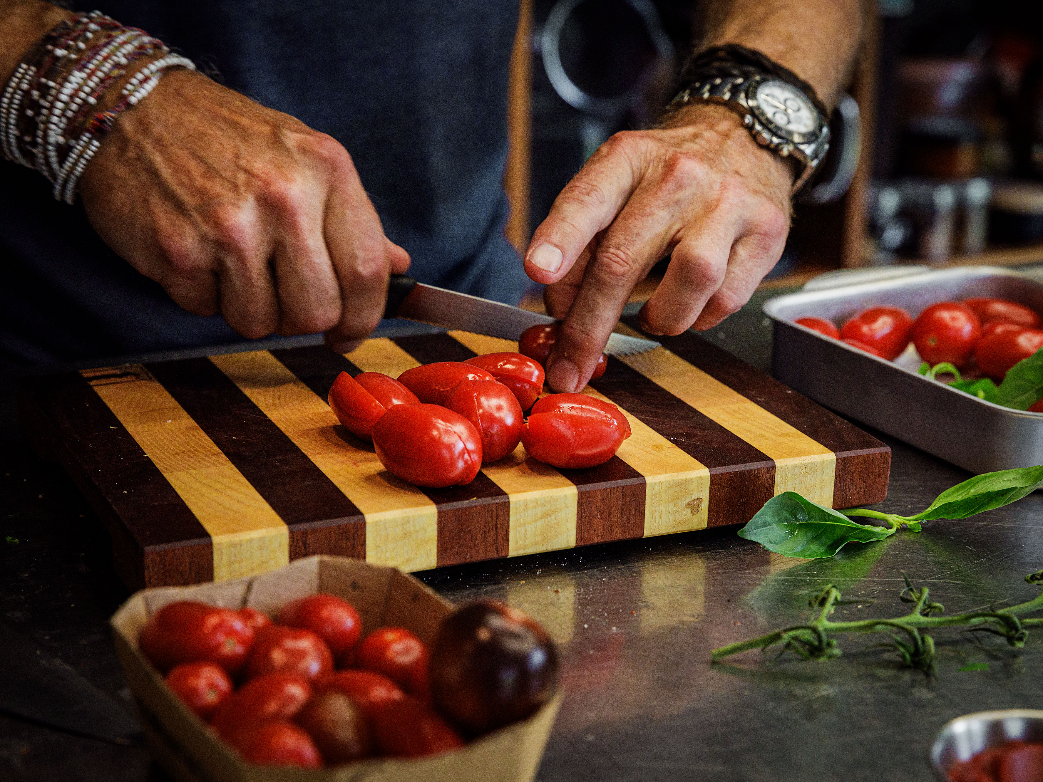 Schritt 3: Tomaten halbieren