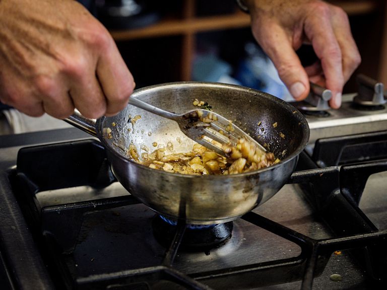 Schritt 1: Kastanien, Ahornsirup, Zimt, Piment, 1 gute Prise Salz und Pfeffer unter ständigem Rühren garen, bis sie duften und glänzen Schritt 1: Kastanien, Ahornsirup, Zimt, Piment, 1 gute Prise Salz und Pfeffer unter ständigem Rühren garen, bis sie duften und glänzen