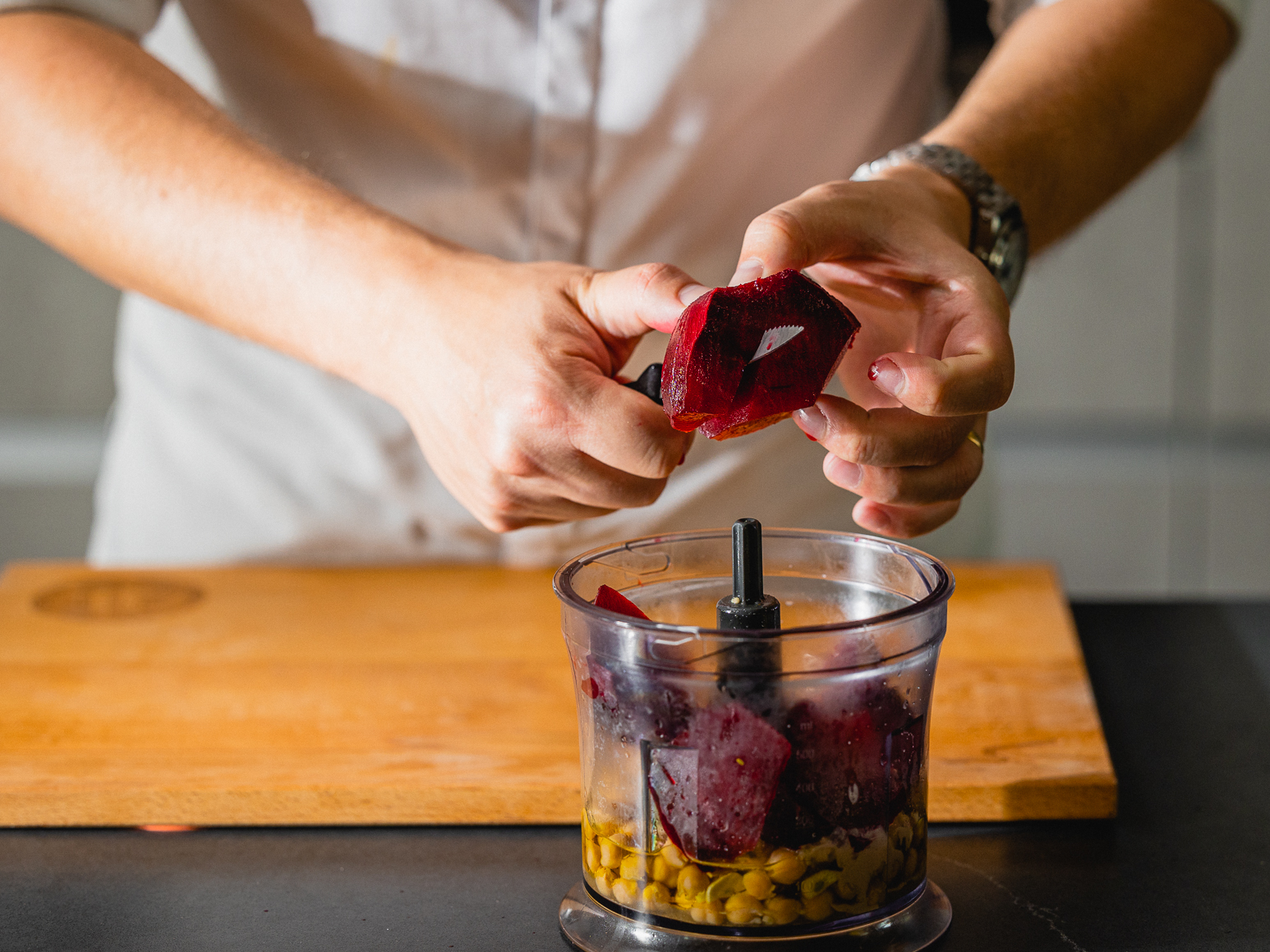 Schritt 2: Rote-Bete-Hummus mit gerösteten Walnüssen pürieren & servieren 