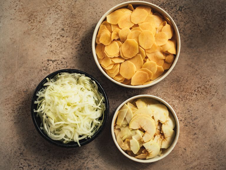 Schritt 1: Kartoffeln, Äpfel und Zwiebeln schneiden Schritt 1: Kartoffeln, Äpfel und Zwiebeln schneiden