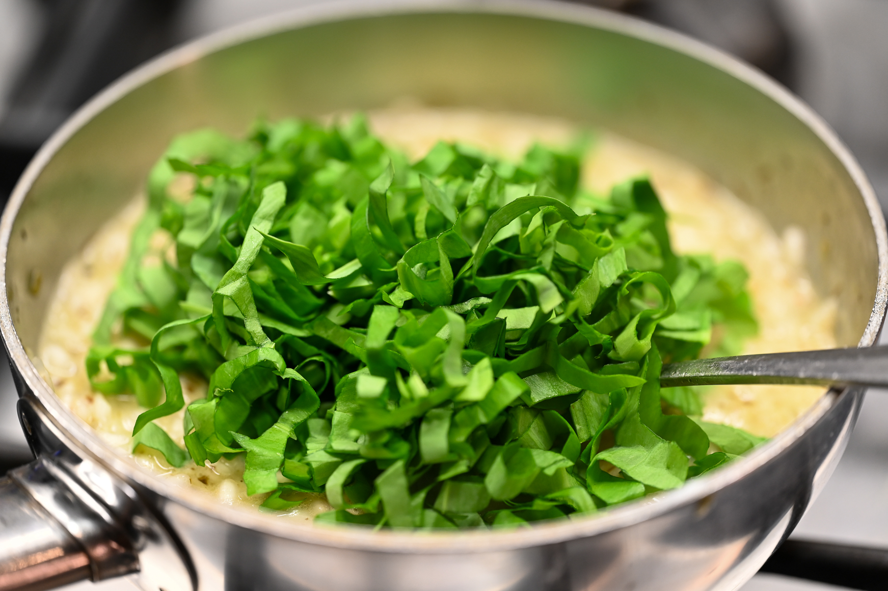 Schritt 2: Die Bärlauchblätter und -butter unterrühren und abschmecken