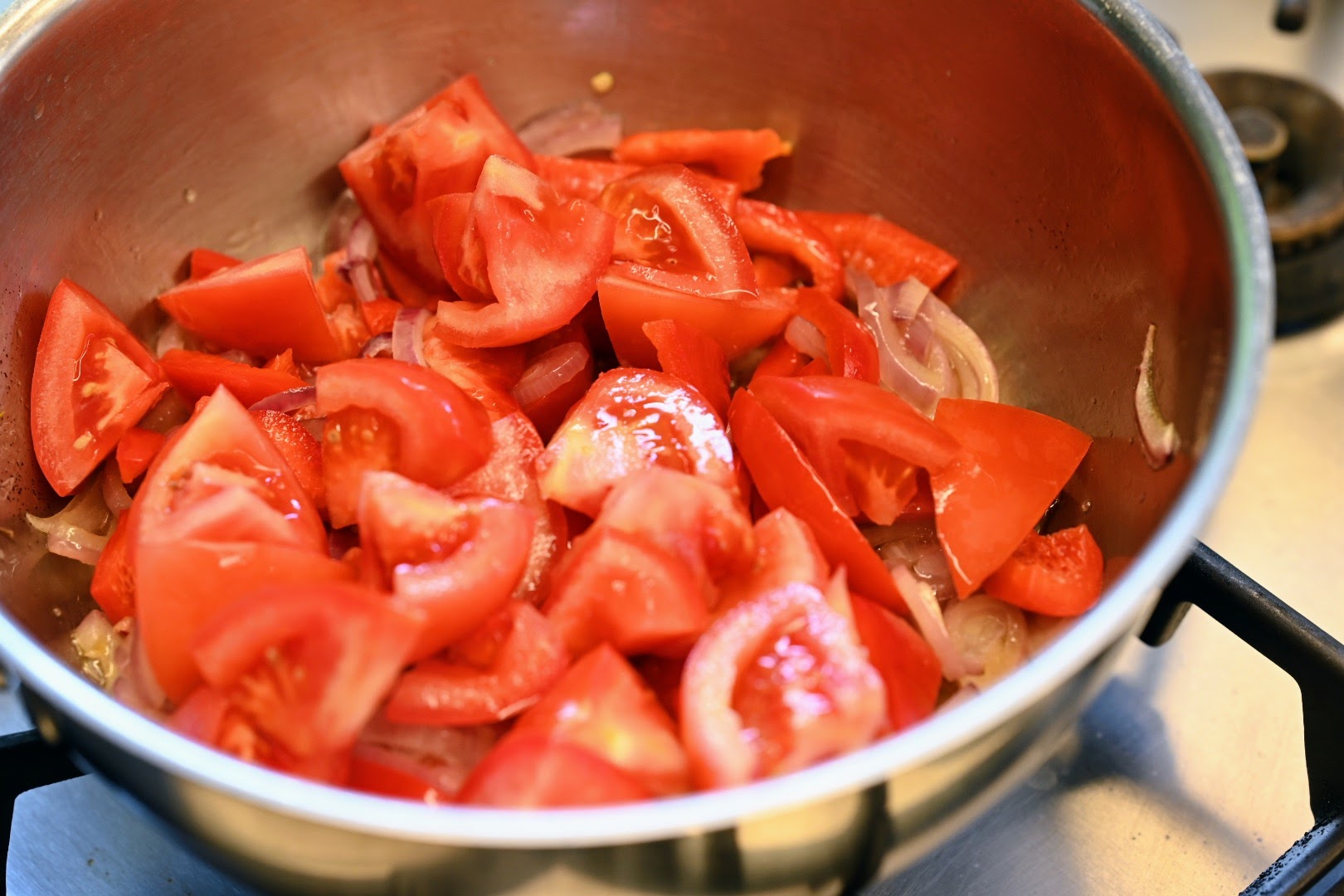 Schritt 1: Gemüse für  Ratatouille mit Kabeljau vorbereiten und im Ofenfesten Topf anrichten 