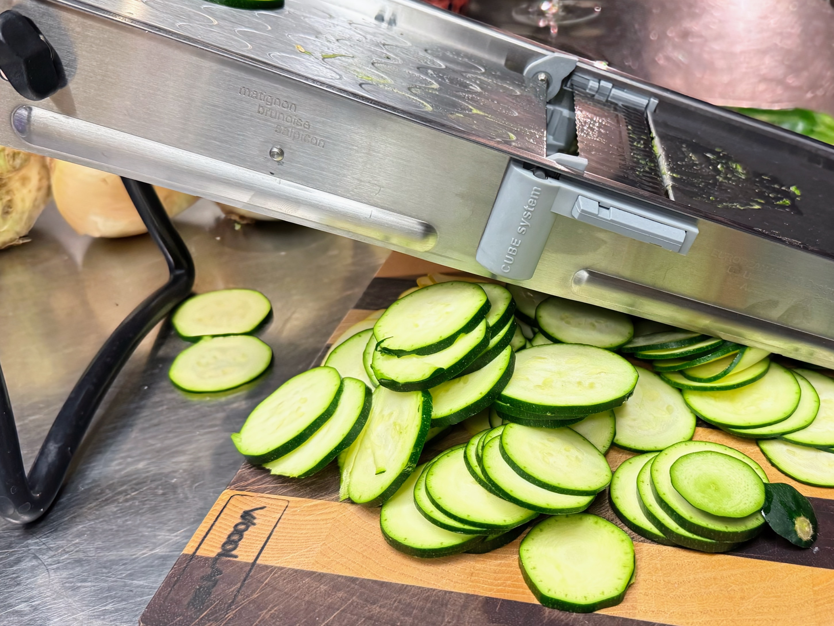 Schritt 1: Vorbereitung des Gemüses für Scarpaccia - Zucchini Tarte Rezept und Ansetzen des Teigs