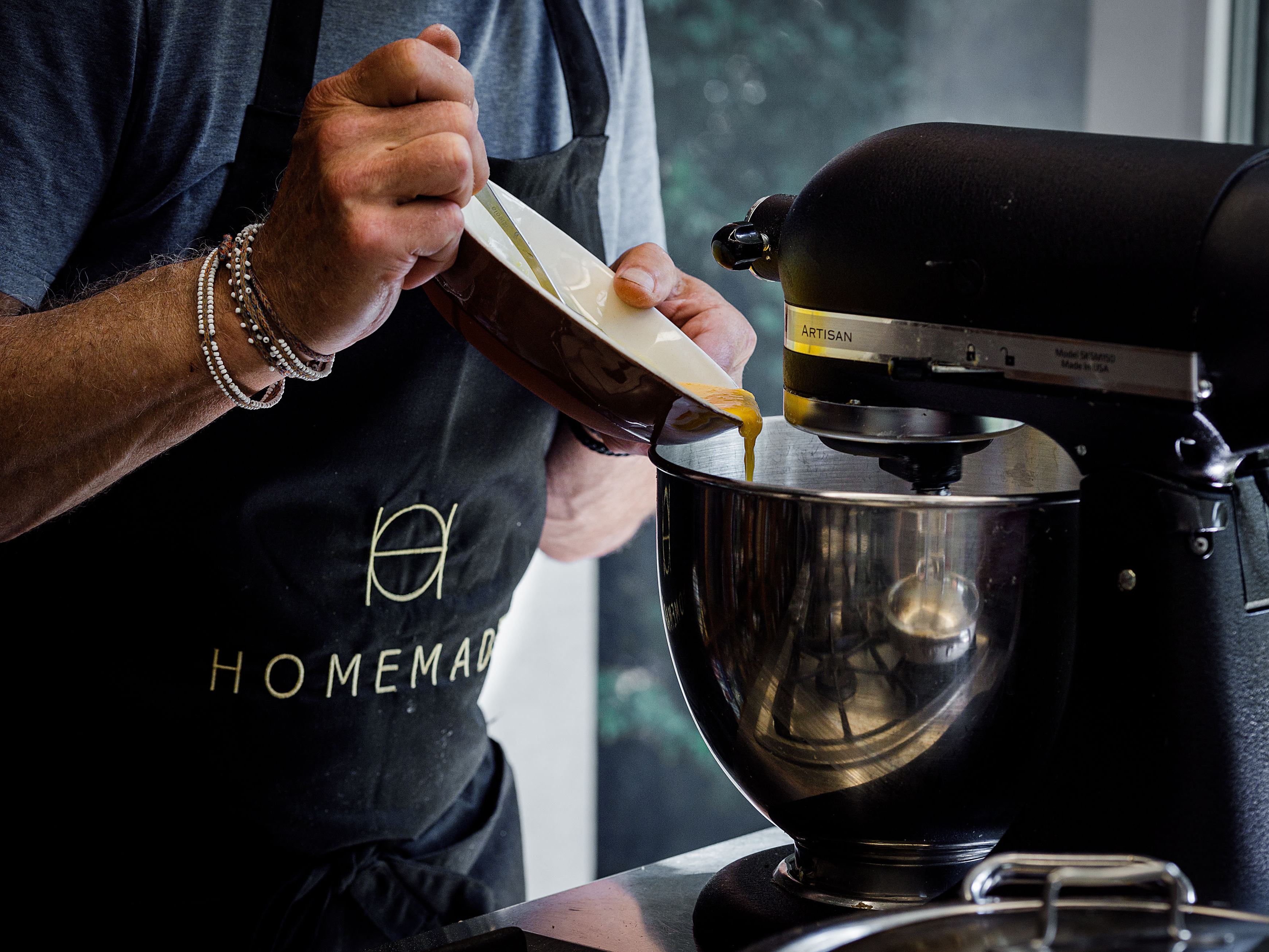 Schritt 2: Eigelbe vorsichtig in das geschlagene Eiweiss einrühren