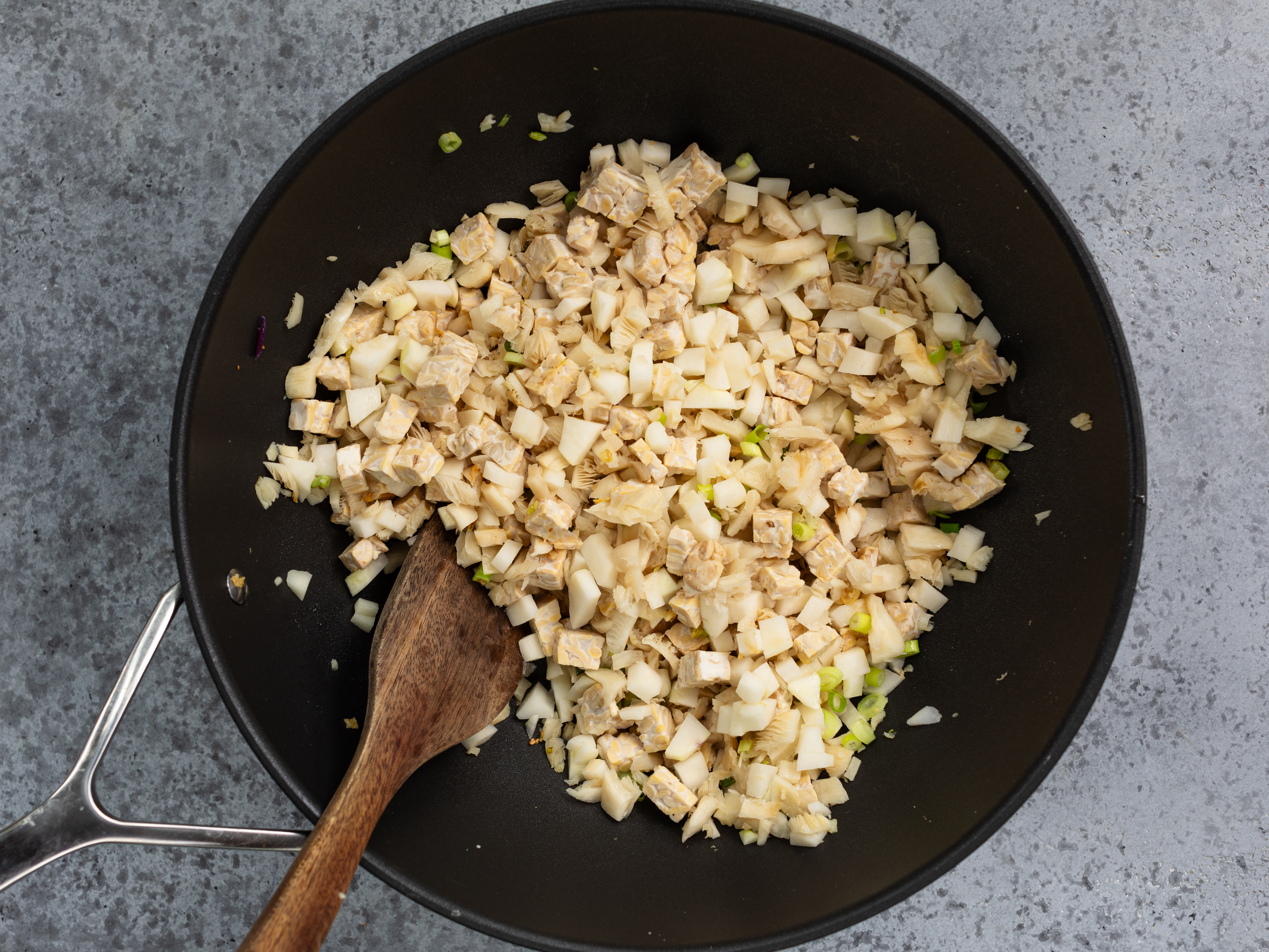 Schritt 2: Füllung für Salat Wraps mit Kohlrabi und Tempeh zubereiten 