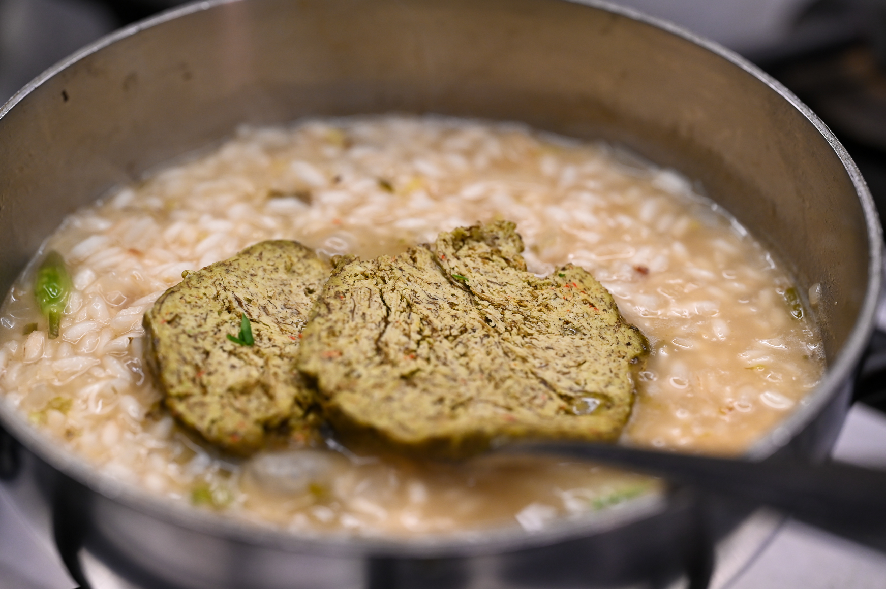 Schritt 2: Die Bärlauchblätter und -butter unterrühren und abschmecken