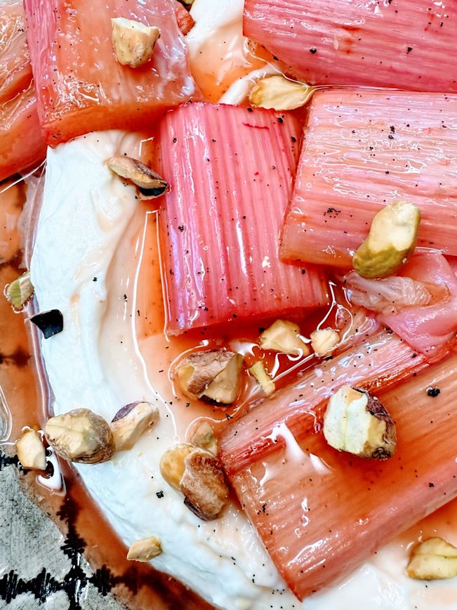 Gerösteter Rhabarber mit Joghurt Crème (Labneh) Rezept 1 Gerösteter Rhabarber mit Joghurt Crème (Labneh) Rezept 1