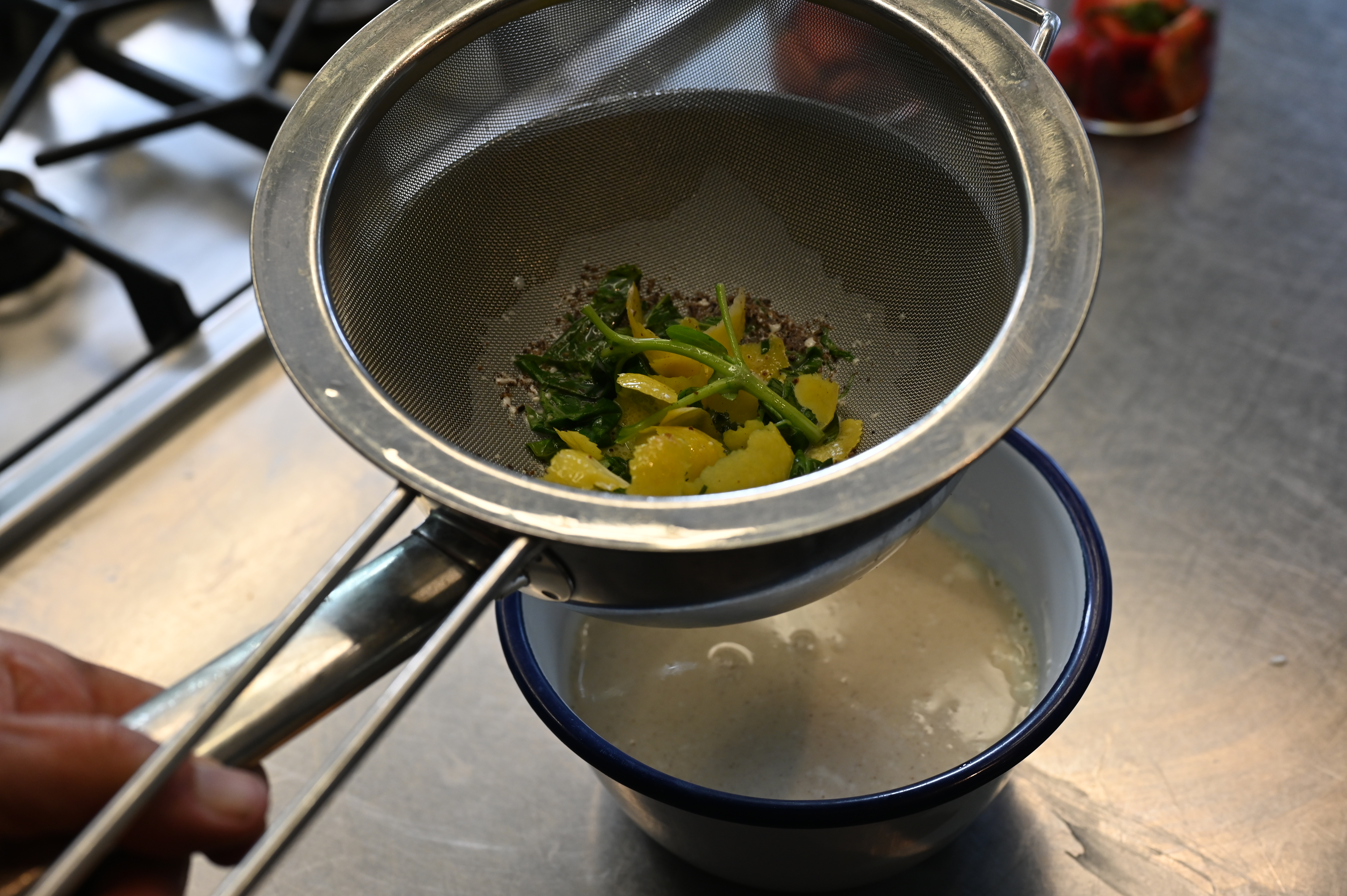 Schritt 3: Die lauwarme Milch durch ein feines Sieb dazugiessen