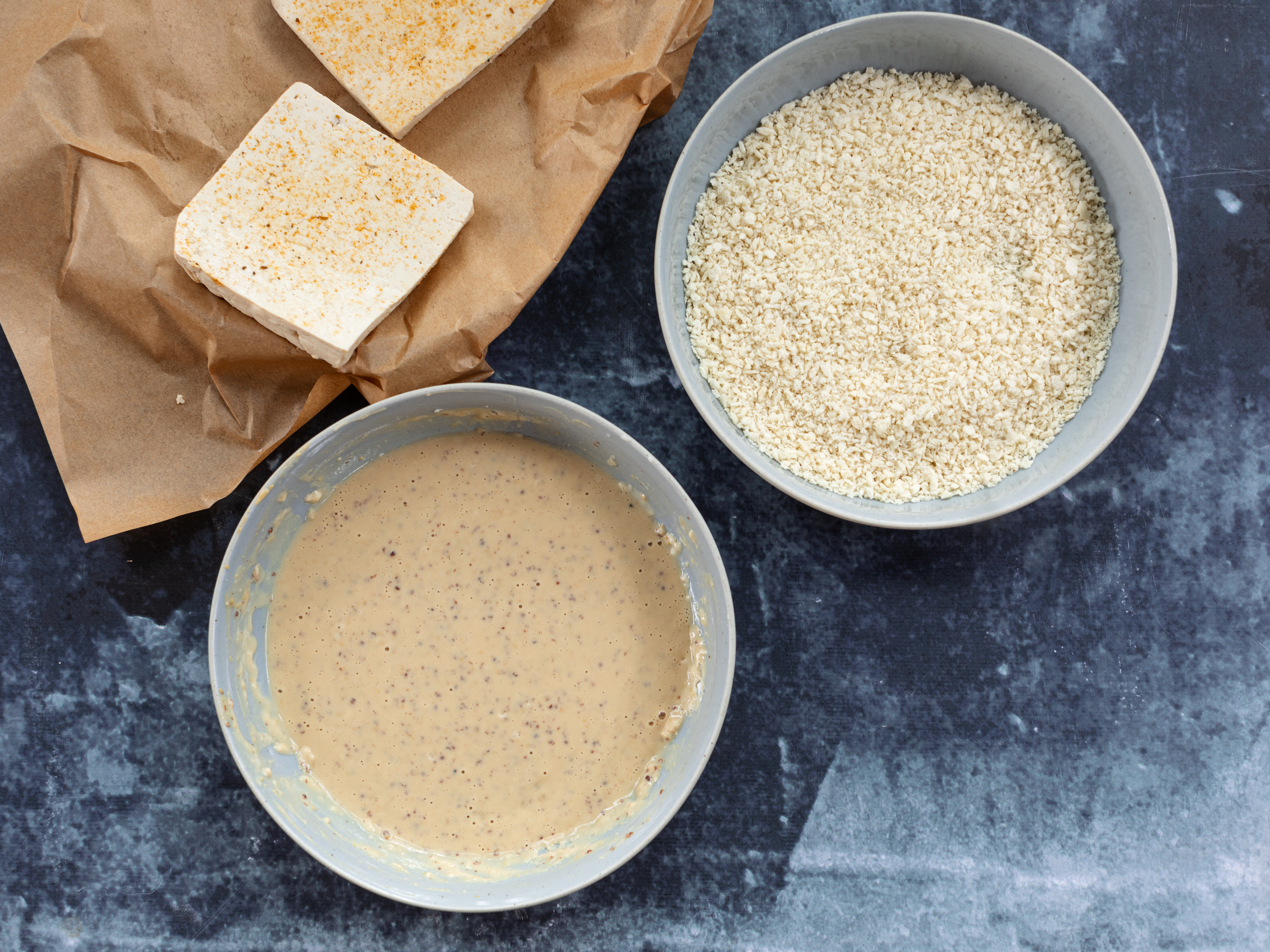 Schritt 2: Tofu für Tofu Katsu Sandwich panieren 