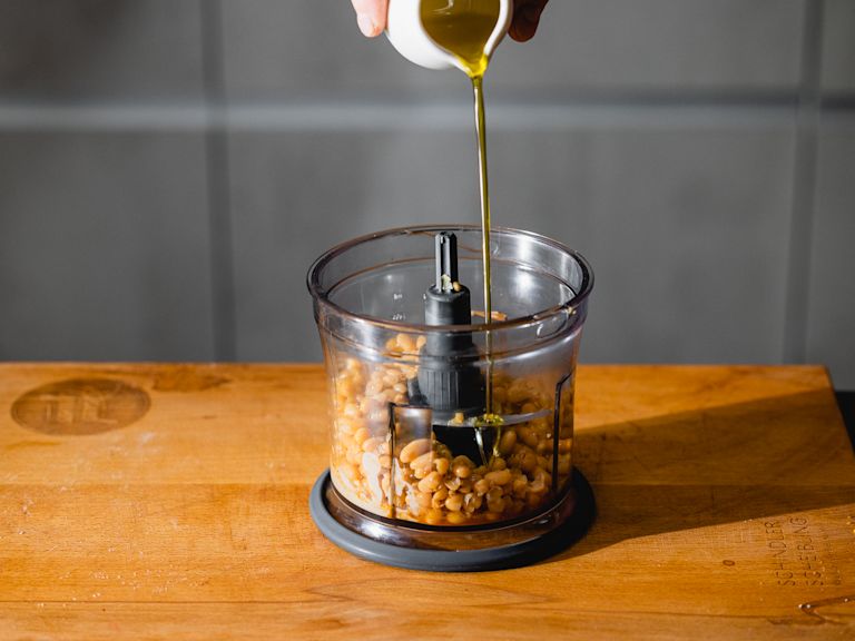 Schritt 2: Weisse-Bohnen-Hummus mit Rosmarin und Olivenöl mixen & servieren Schritt 2: Weisse-Bohnen-Hummus mit Rosmarin und Olivenöl mixen & servieren