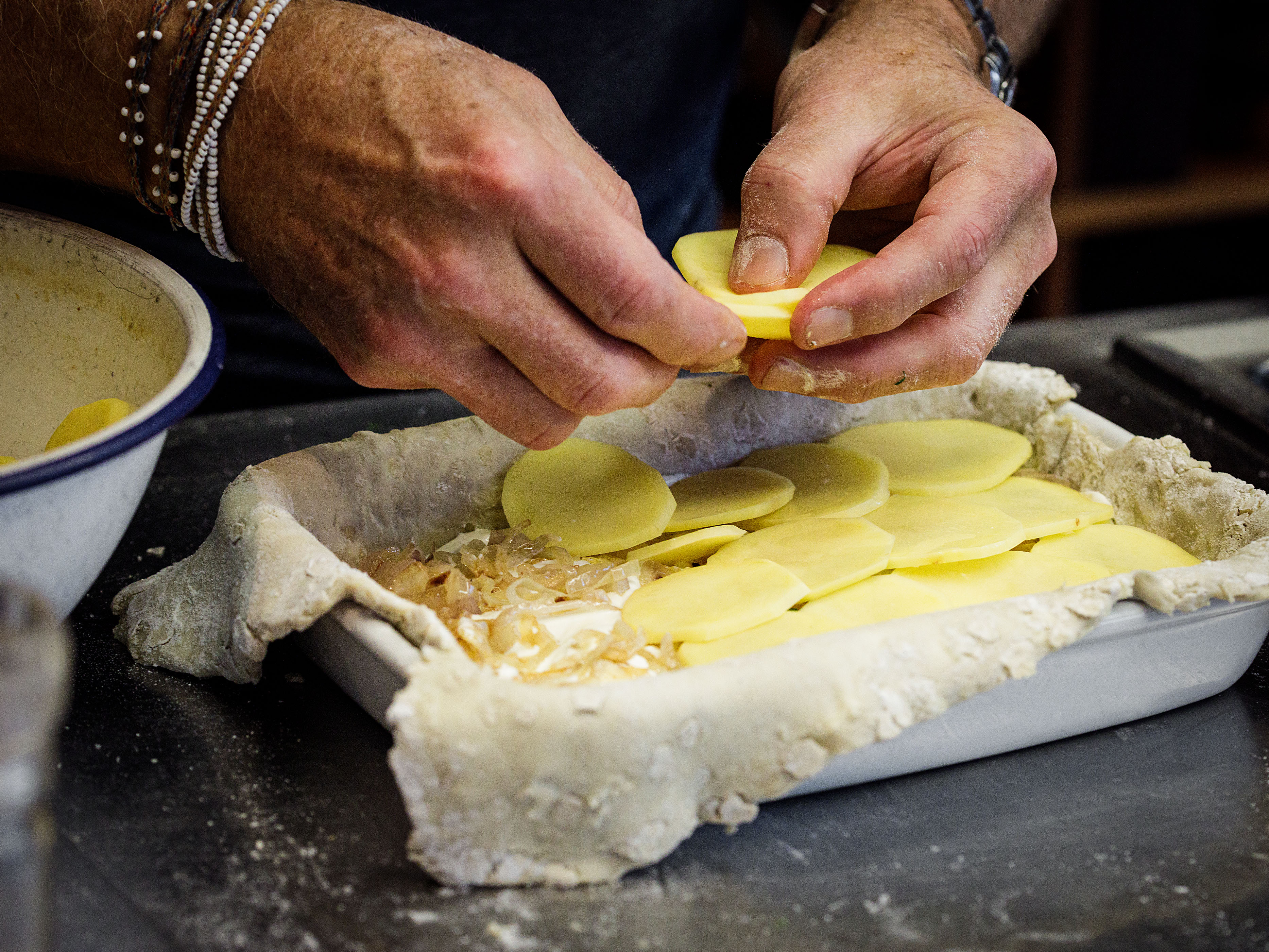 Schritt 3: Die Schichtung wiederholen und mit einer Schicht Kartoffeln abschliessen