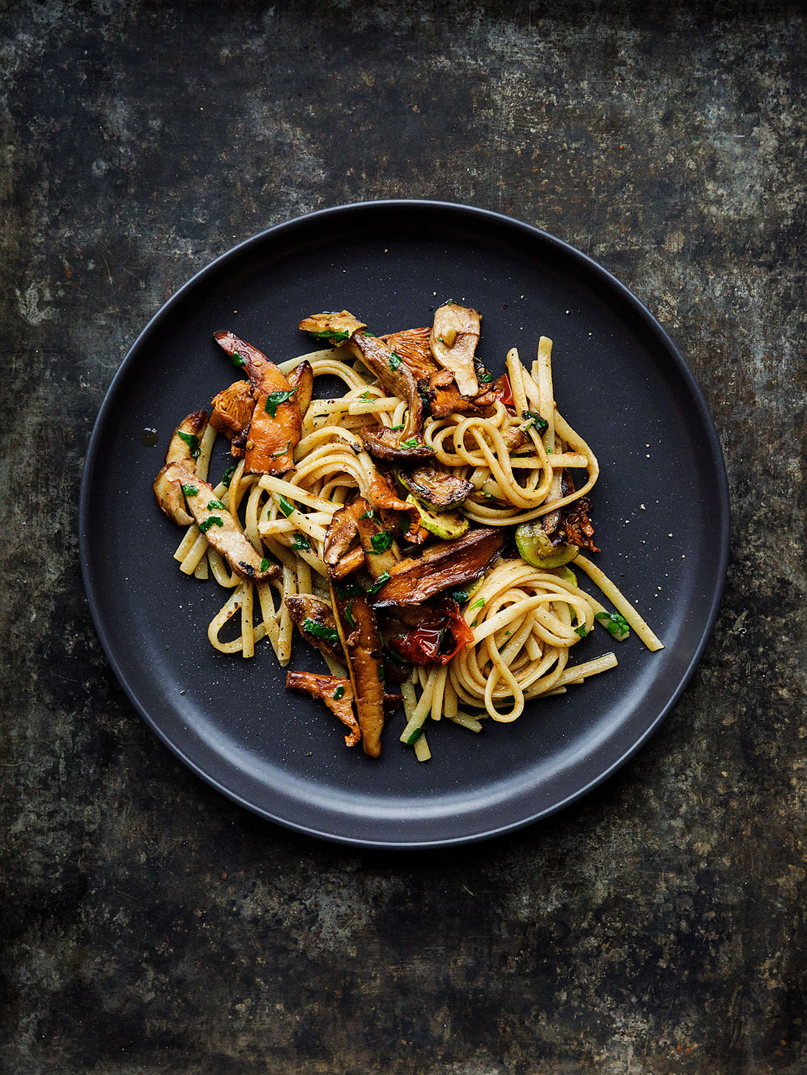 Teaser Linguine mit Steinpilzen, Eierschwämmen, Tomaten und Zucchini Rezept